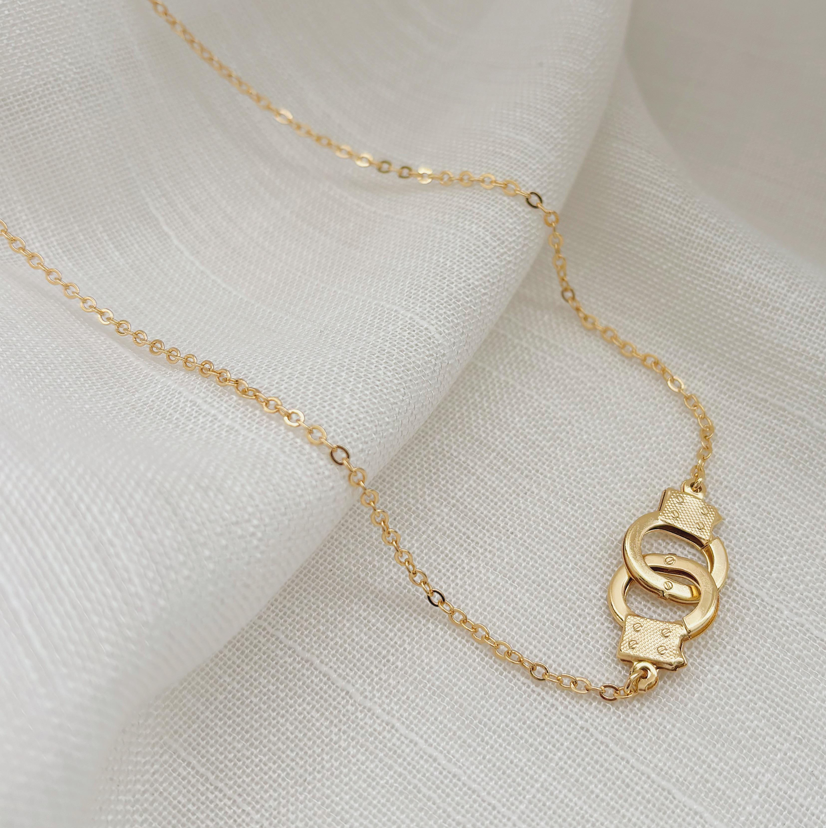 COLAR ELOS COM ALGEMAS. 45CM DE COMPRIMENTO. BANHADO A OURO 18K.