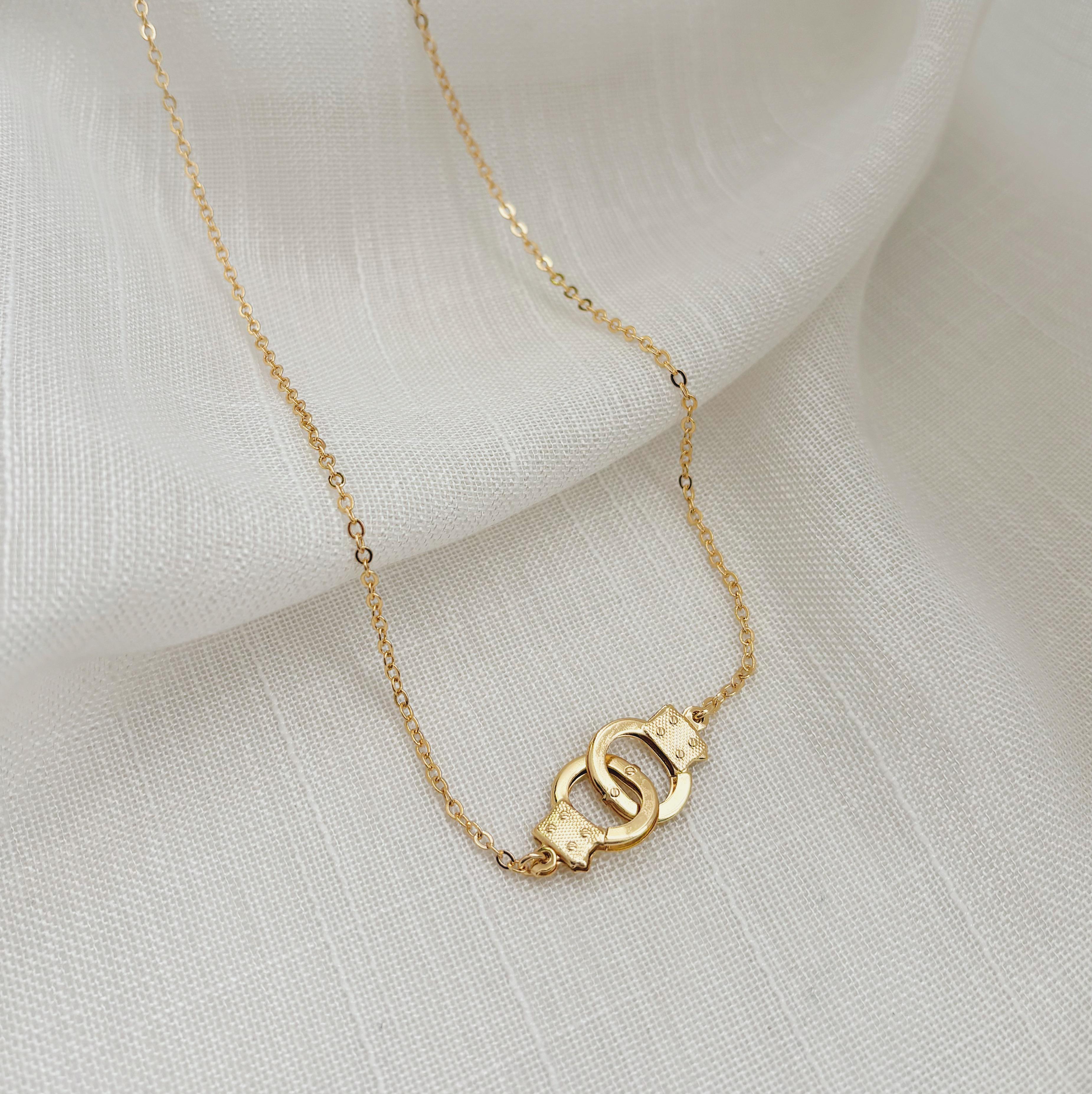 COLAR ELOS COM ALGEMAS. 45CM DE COMPRIMENTO. BANHADO A OURO 18K.