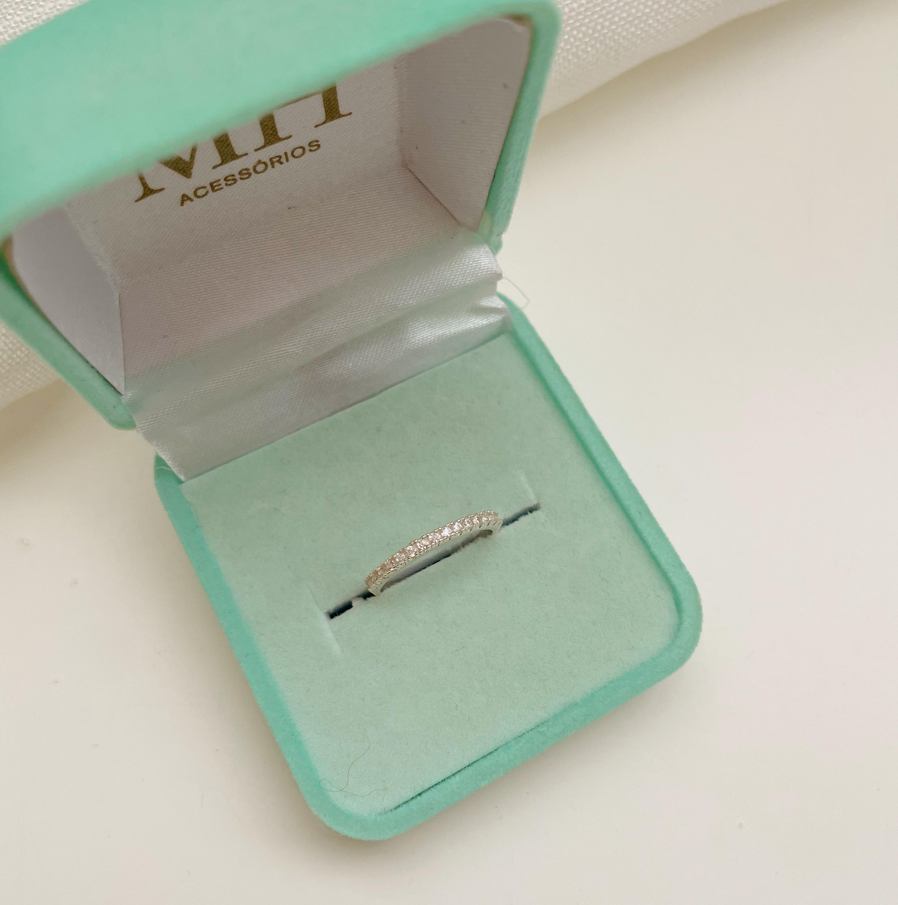ANEL MEIA ALIANÇA 15 ZIRCÔNIAS. EM PRATA 925.