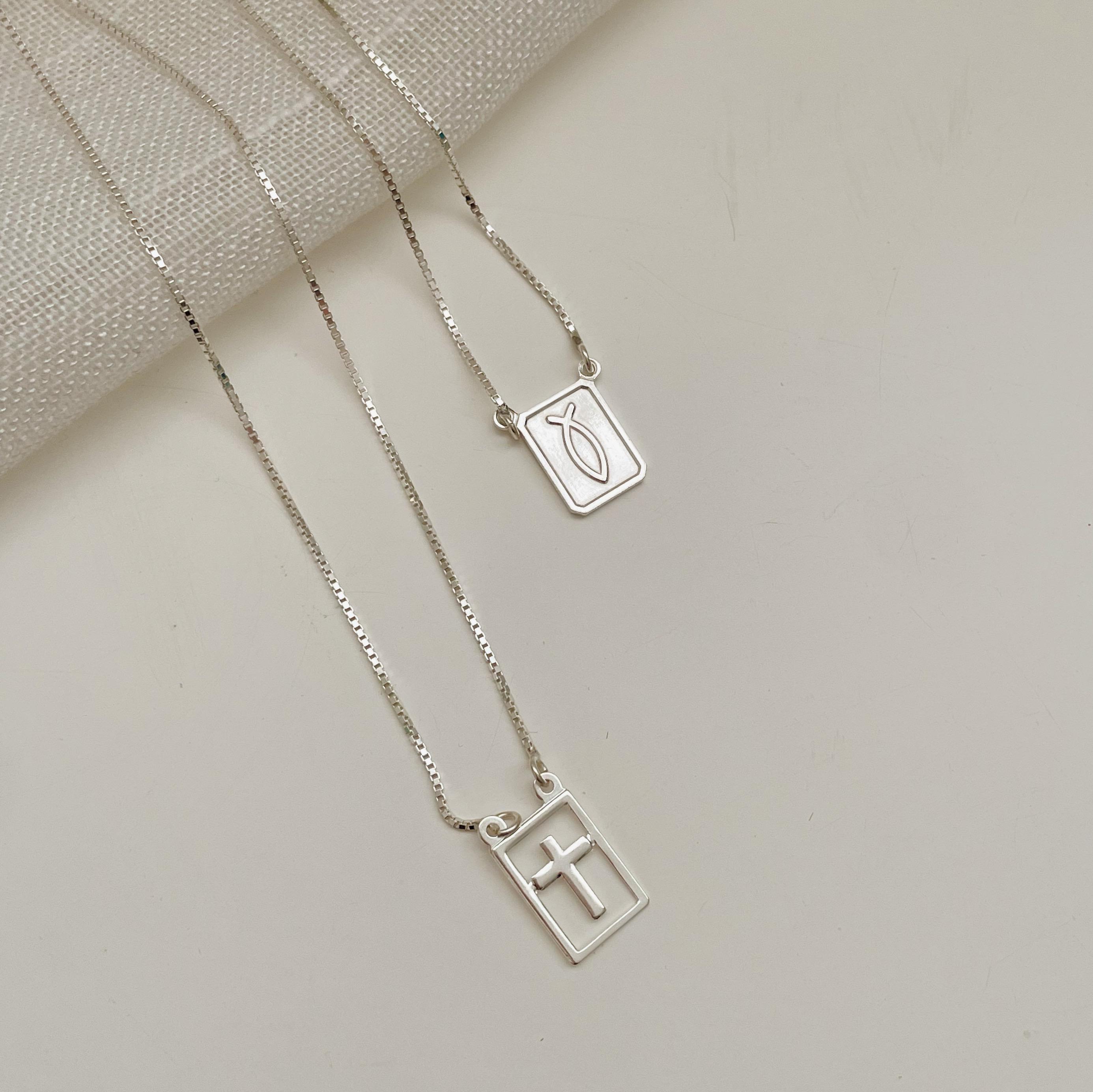 ESCAPULÁRIO PLAQUINHA CRUZ VAZADA + DEUS É FIEL. 60CM DE COMPRIMENTO. PLAQUINHA 1CM. EM PRATA 925.