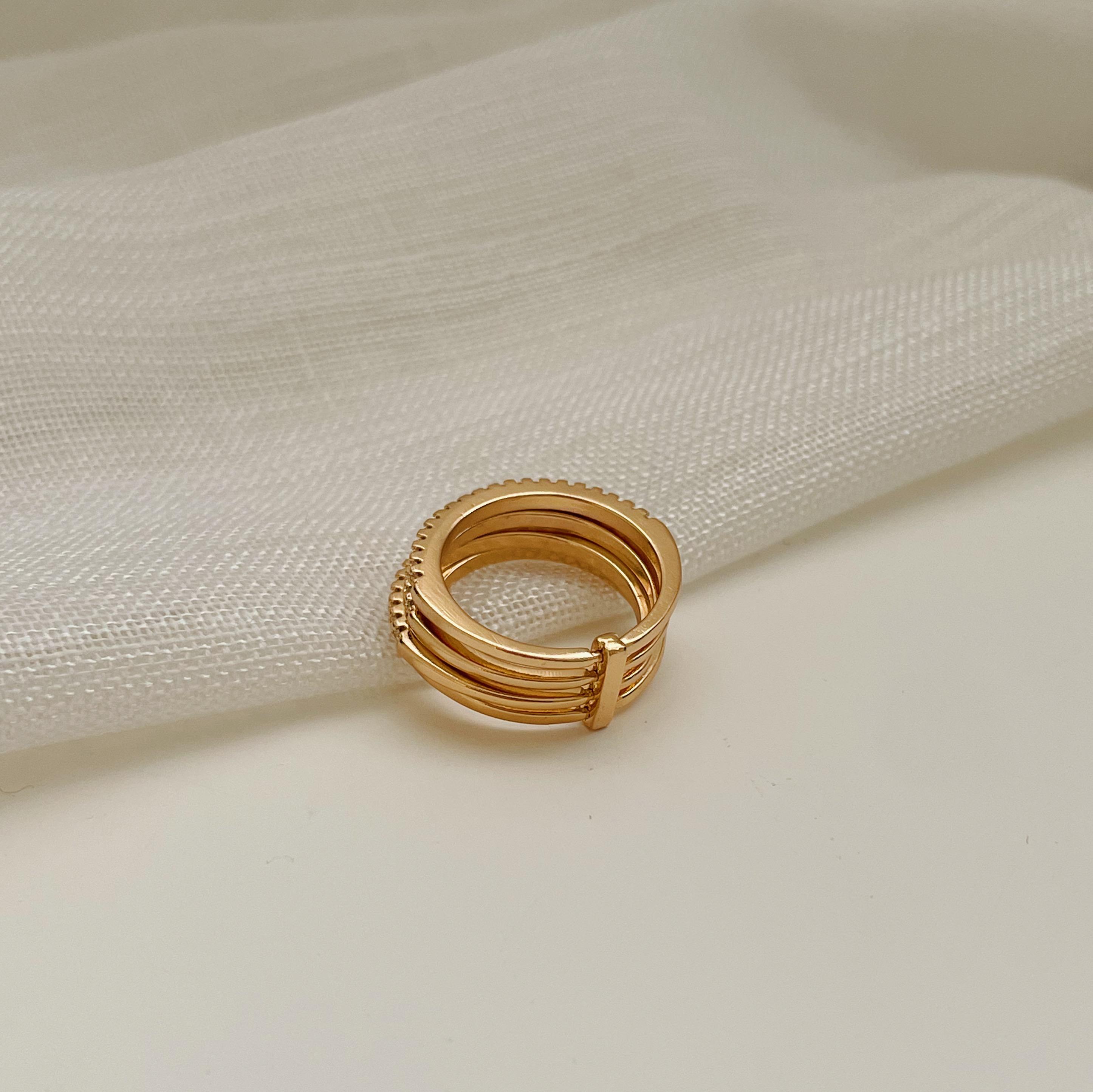 ANEL 4 FIOS MEIA ALIANÇA CRAVEJADA. BANHADO A OURO 18K.