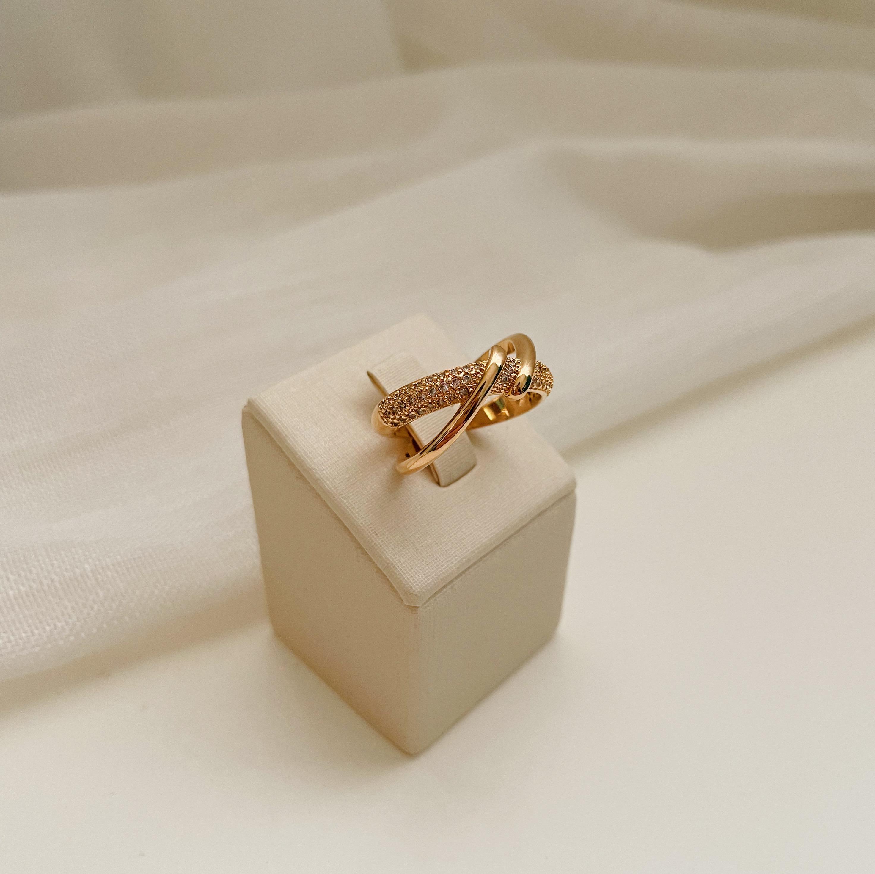 ANEL DUPLO CRAVEJADO E FIO LISO ENTRELAÇADO. TAMANHO 15. BANHADO A OURO 18K.