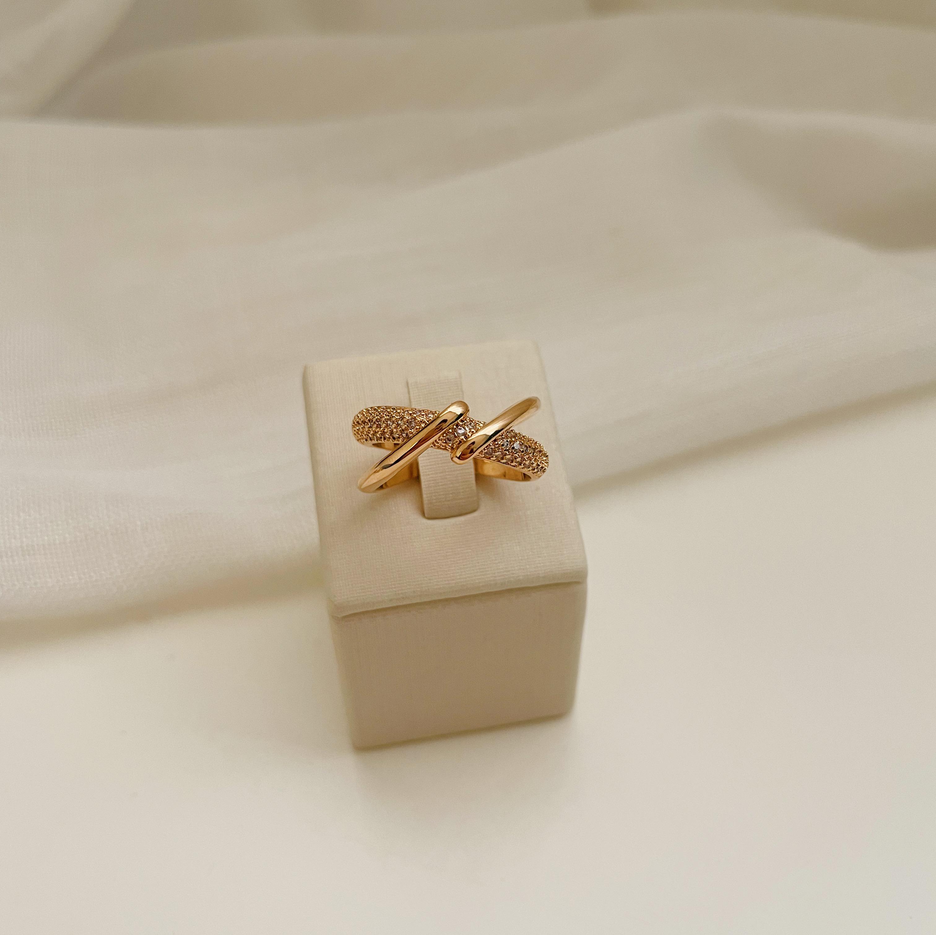 ANEL DUPLO CRAVEJADO E FIO LISO ENTRELAÇADO. TAMANHO 15. BANHADO A OURO 18K.