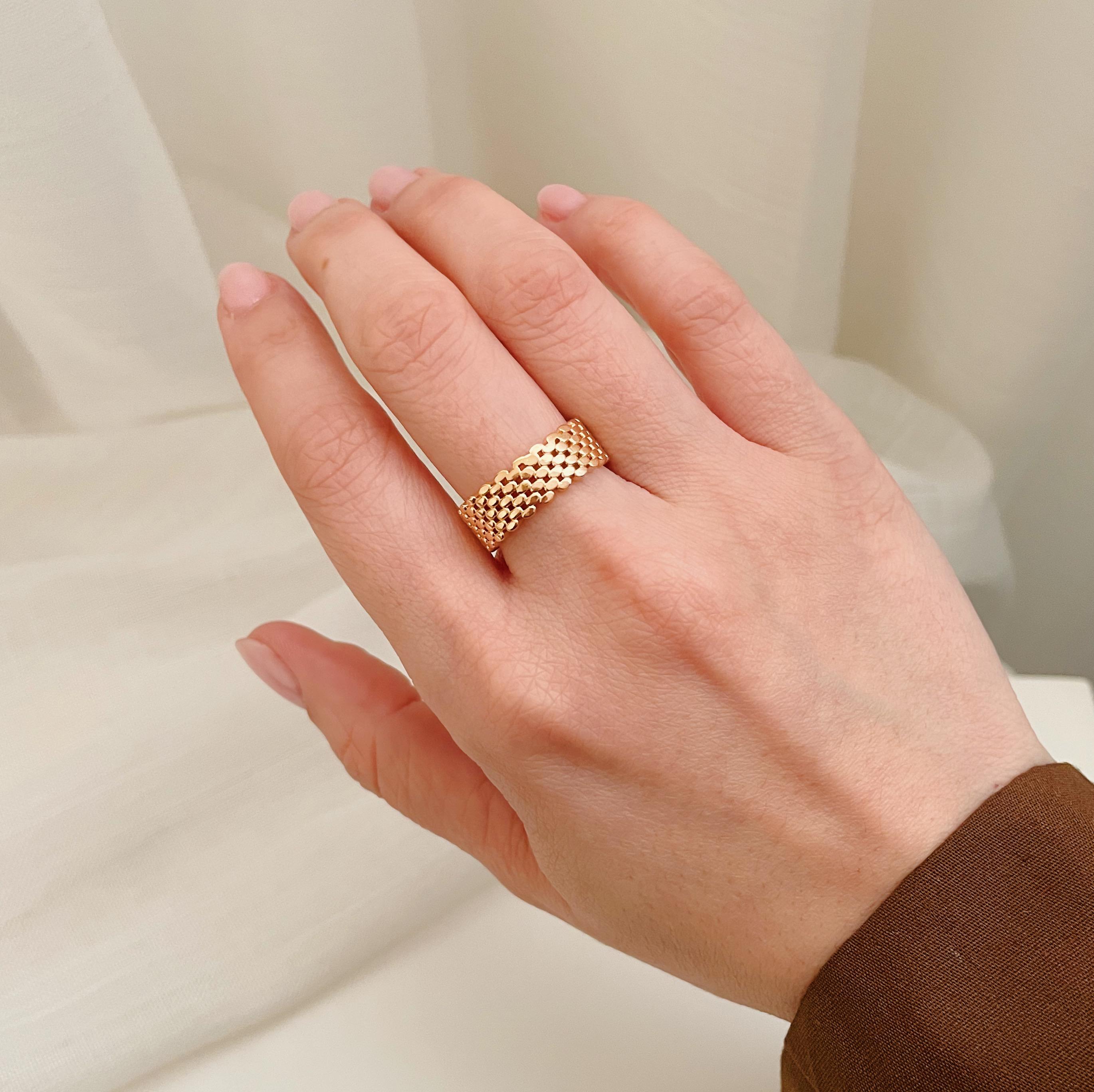 ANEL ELO ESTEIRA COM QUADRADO CRAVEJADO. TAMANHO 16. BANHADO A OURO 18K.
