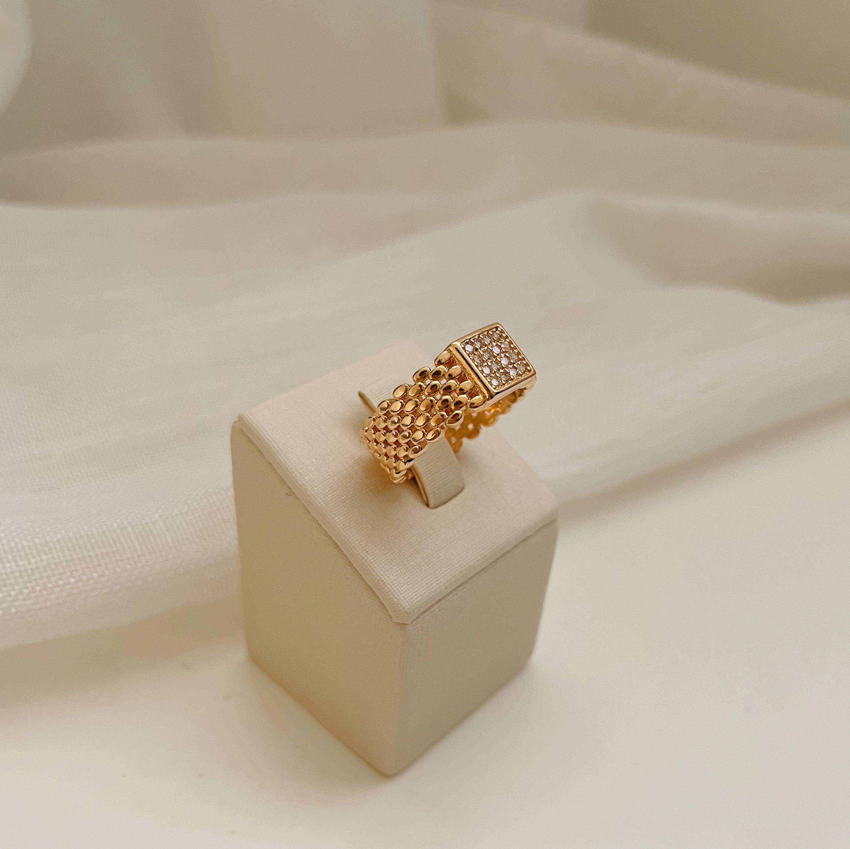 ANEL ELO ESTEIRA COM QUADRADO CRAVEJADO. TAMANHO 16. BANHADO A OURO 18K.