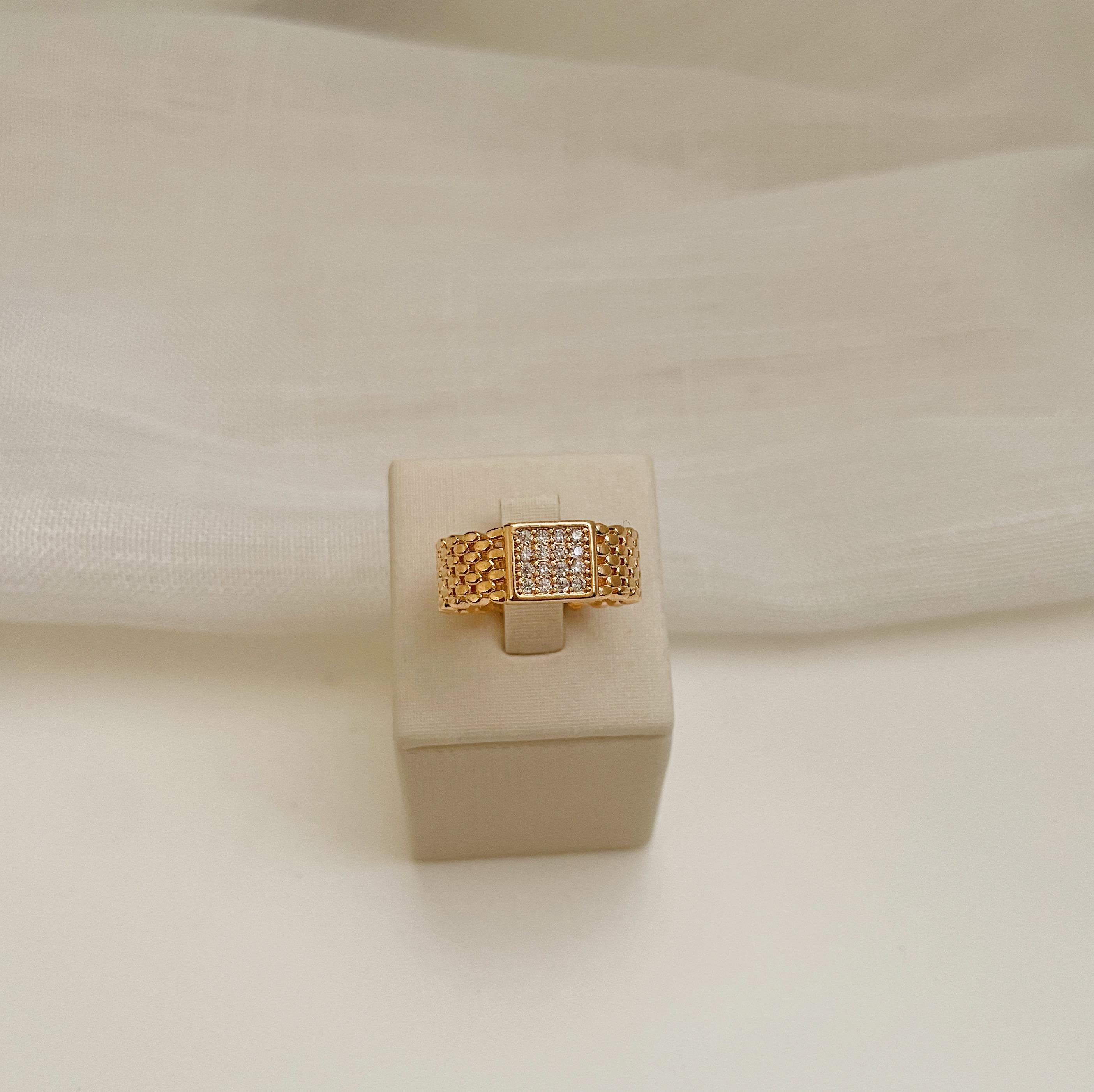 ANEL ELO ESTEIRA COM QUADRADO CRAVEJADO. TAMANHO 16. BANHADO A OURO 18K.