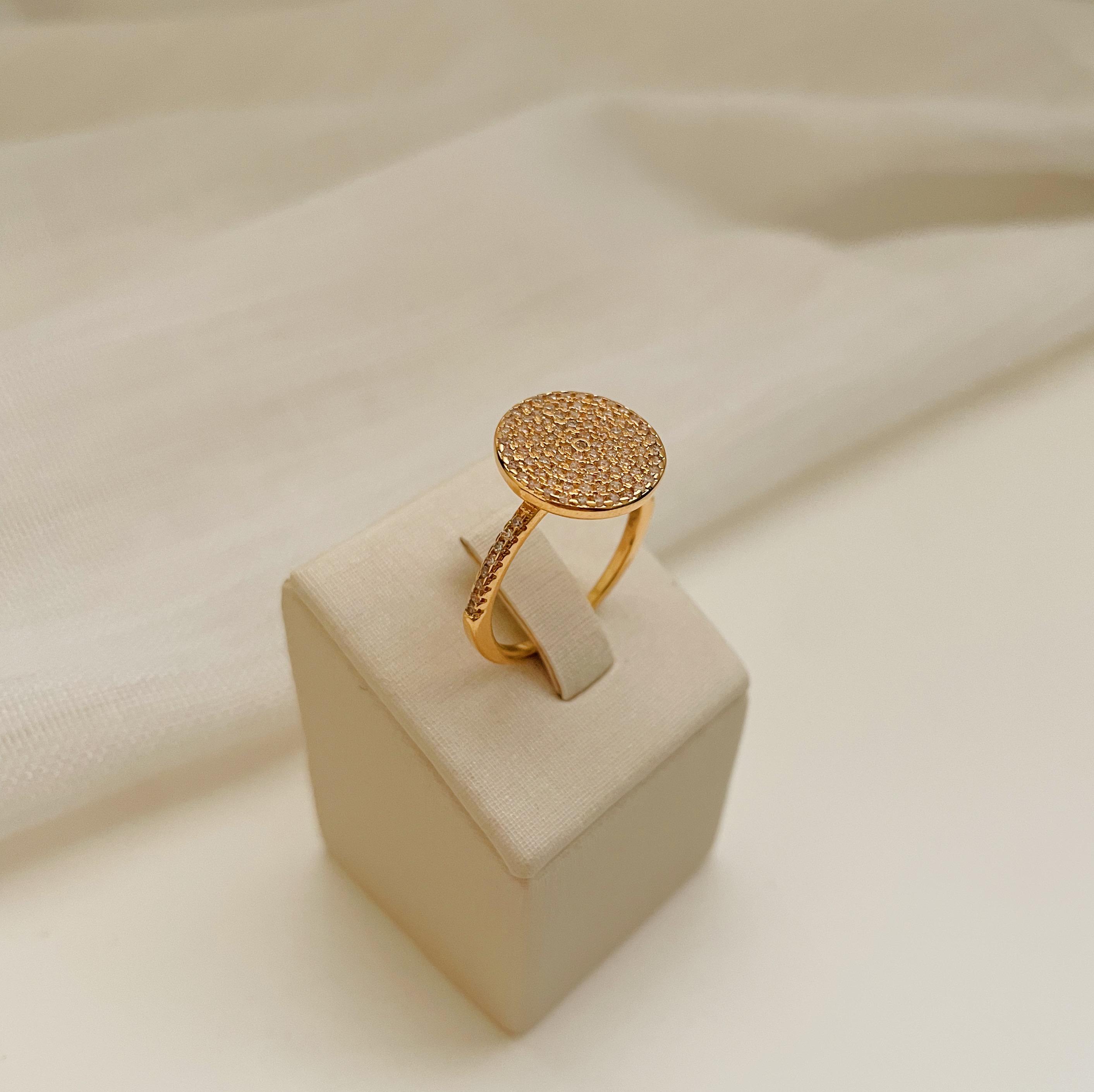 ANEL CÍRCULO CRAVEJADO COM MEIA ALIANÇA. TAMANHO 17. BANHADO A OURO 18K.