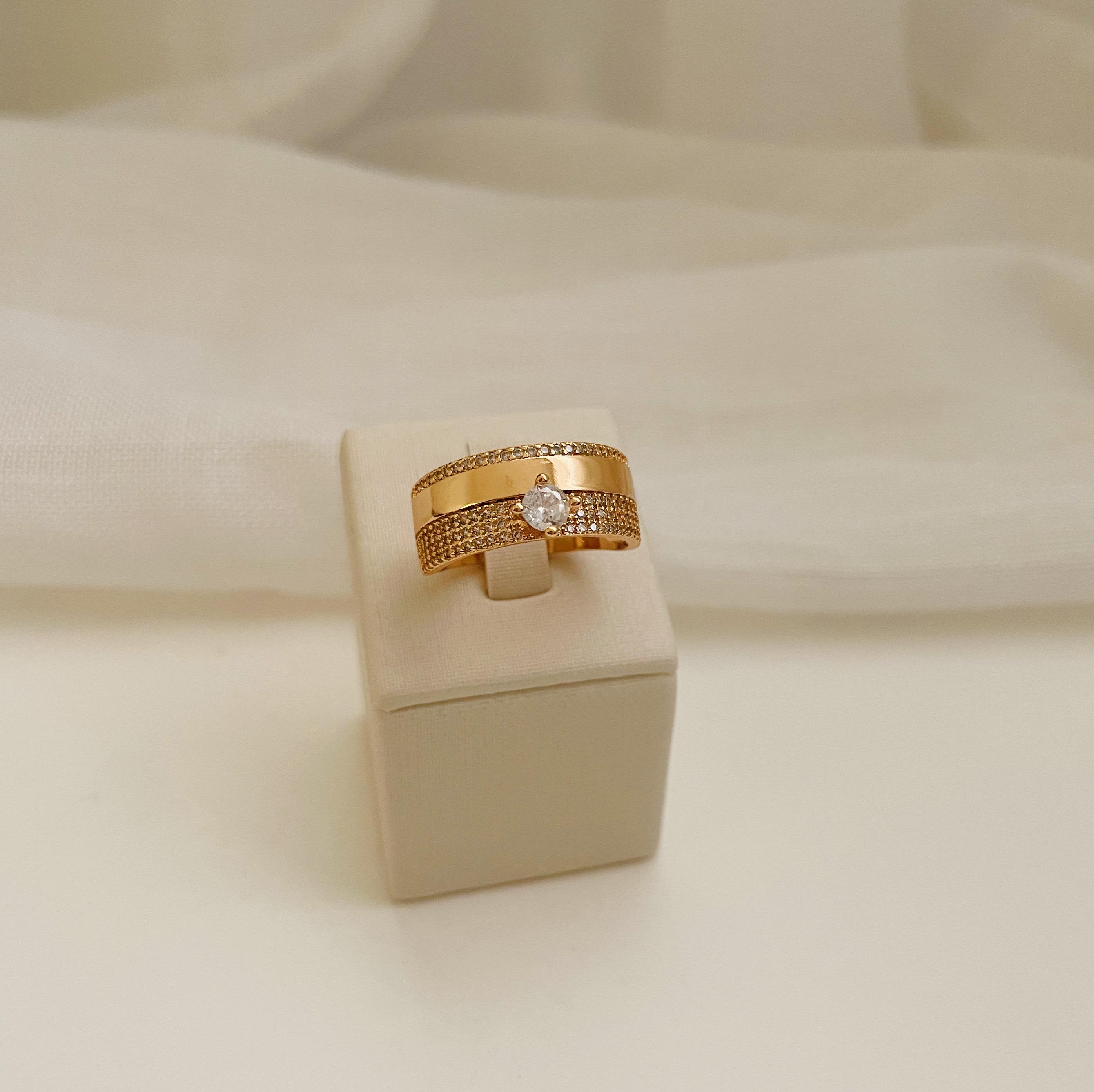 ANEL LARGO 3 FAIXAS (ZIRCÔNIA COM 3 FILEIRAS CRAVEJADAS, ALIANÇA LISA E FIO CRAVEJADO). TAMANHO 17. BANHADO A OURO 18K.
