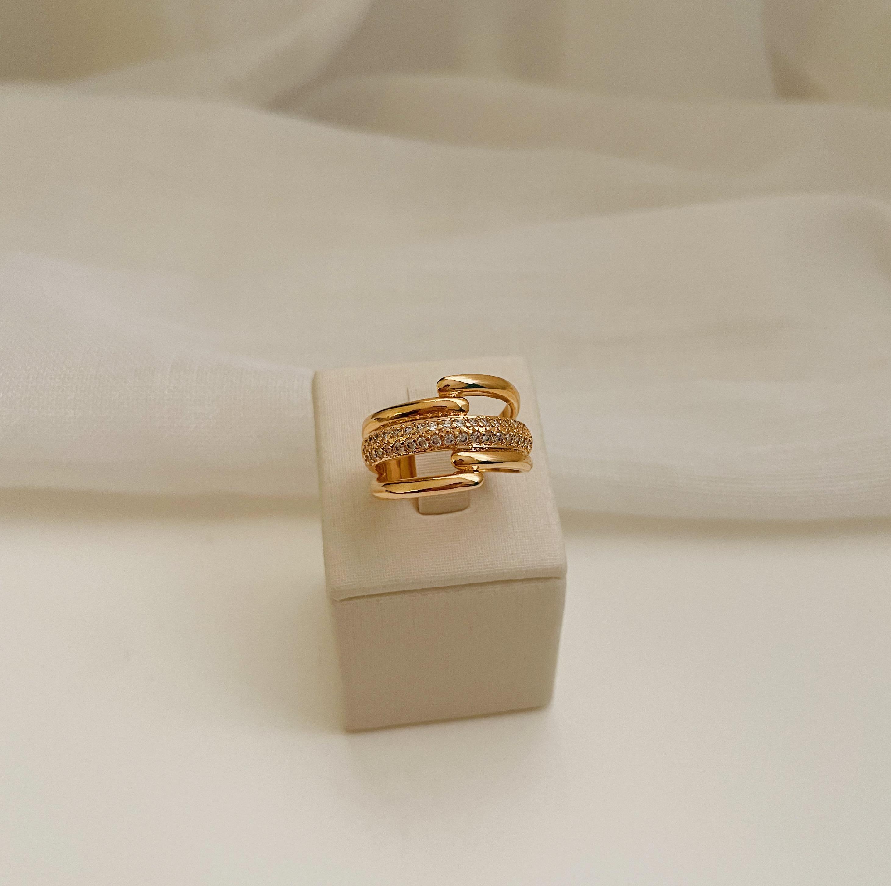 ANEL MULTICAMADAS COM FIO CRAVEJADO. TAMANHO 14. BANHADO A OURO 18K.