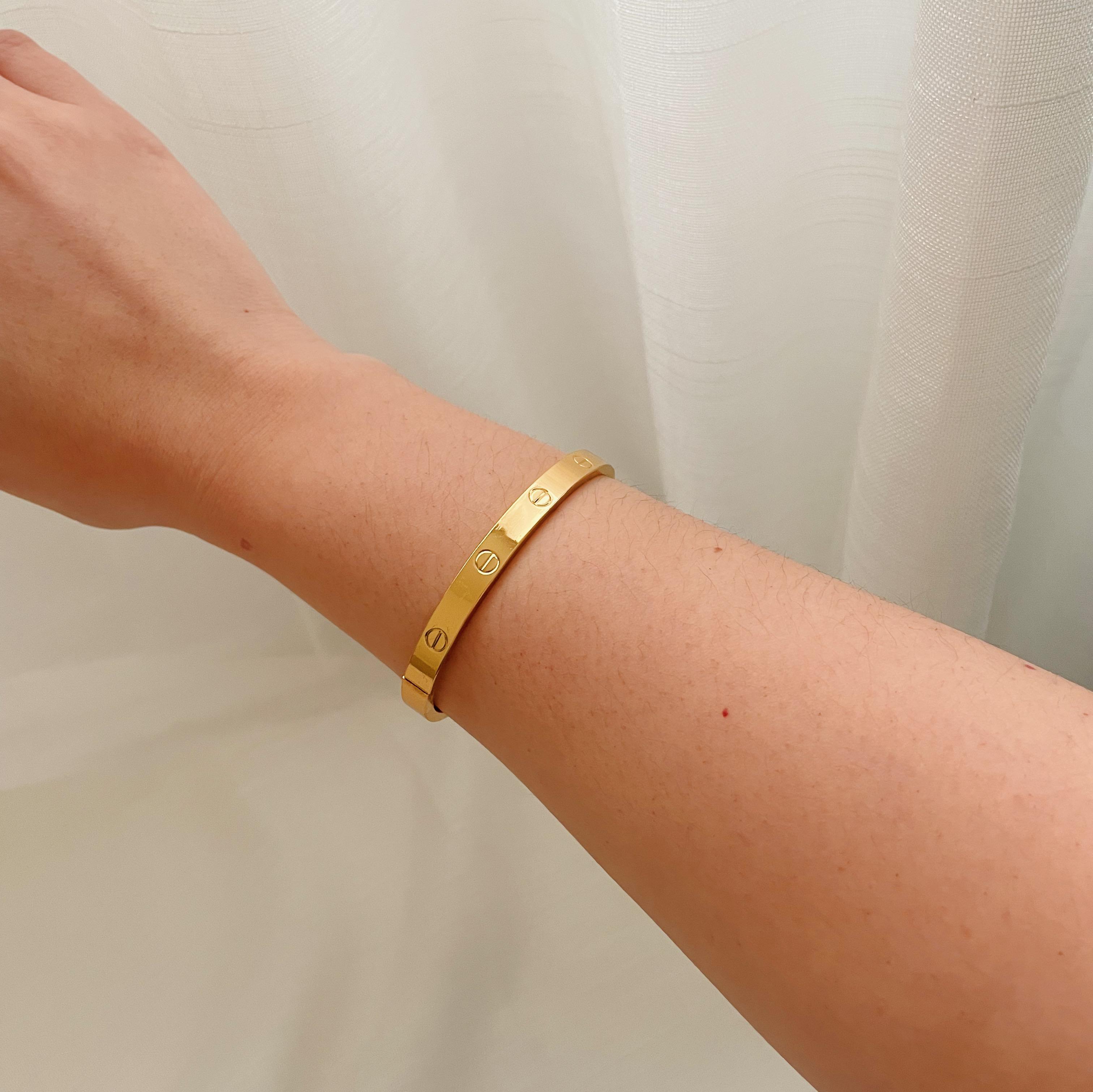 PULSEIRA BRACELETE INSPIRAÇÃO CARTIER. 6CM DE DIÂMETRO. EM AÇO INOX DOURADO.