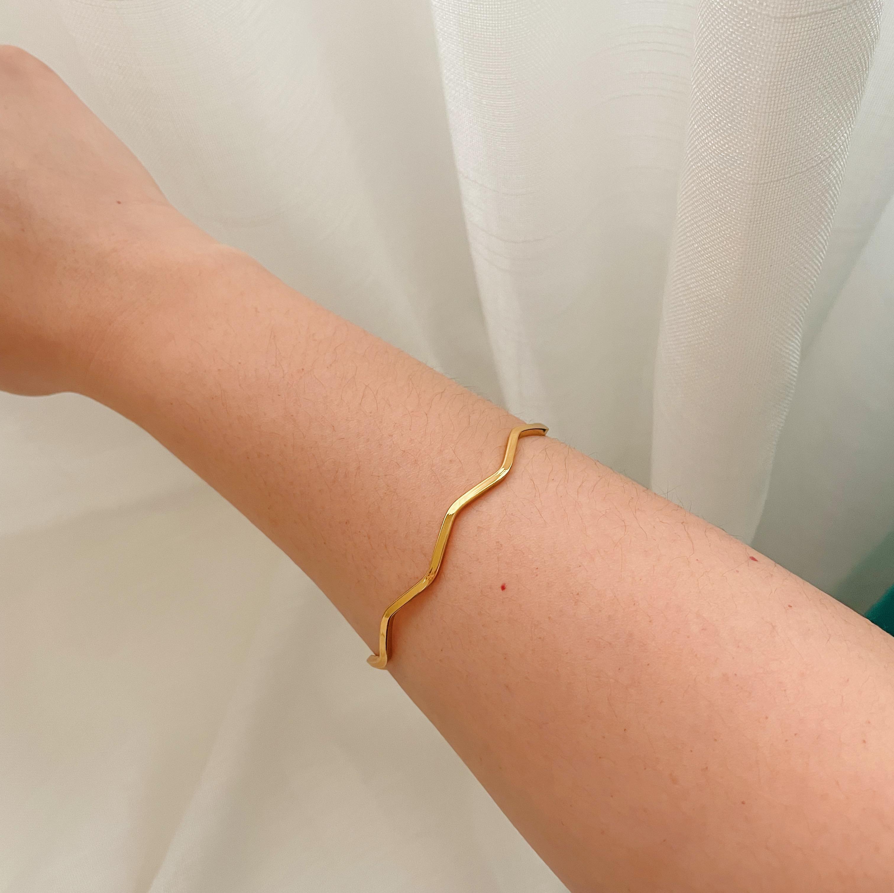 PULSEIRA BRACELETE PREGO. 6CM DE DIÂMETRO. EM AÇO INOX DOURADO.