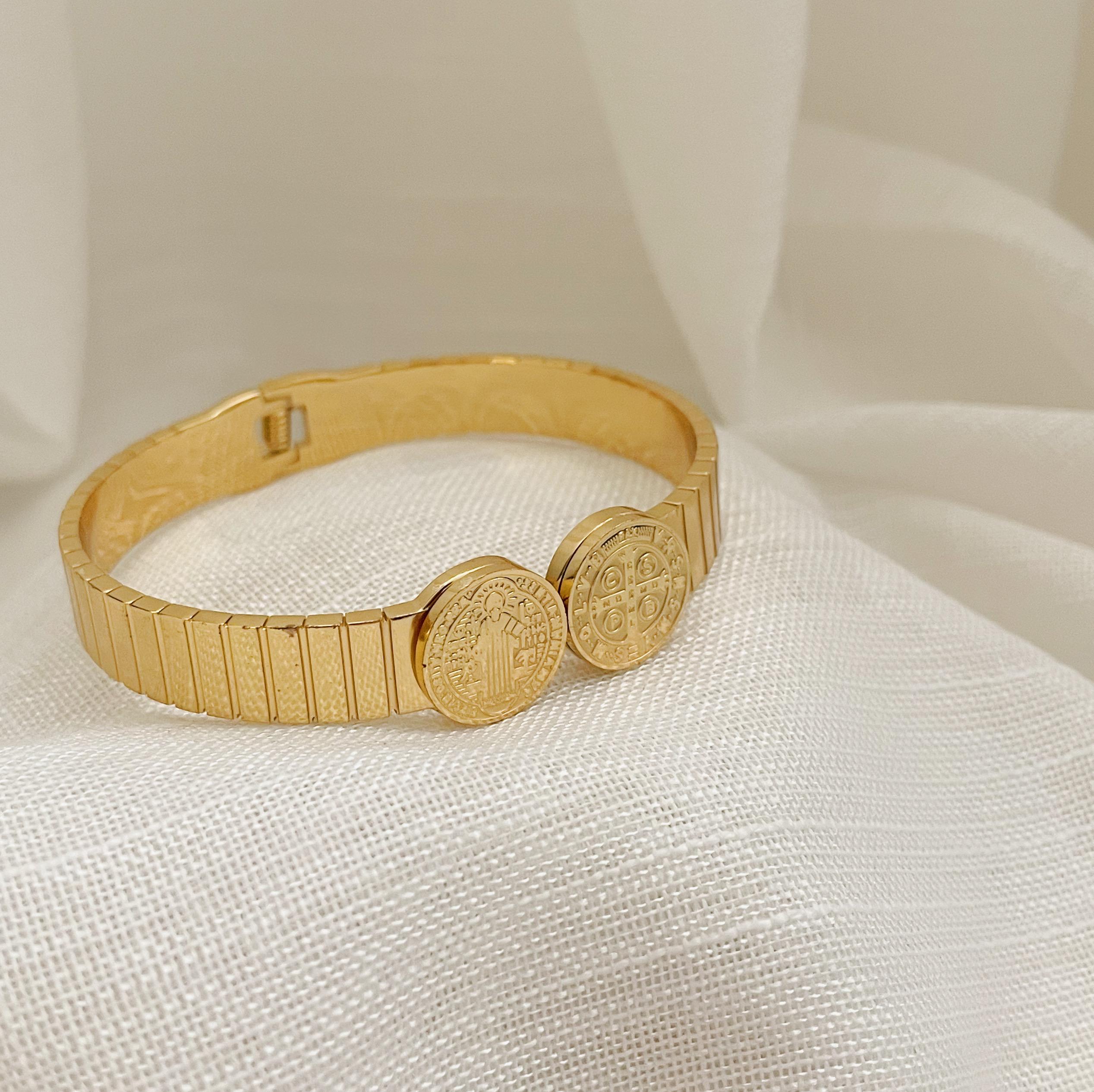 PULSEIRA BRACELETE SÃO BENTO. 6CM DE DIÂMETRO. EM AÇO INOX DOURADO.