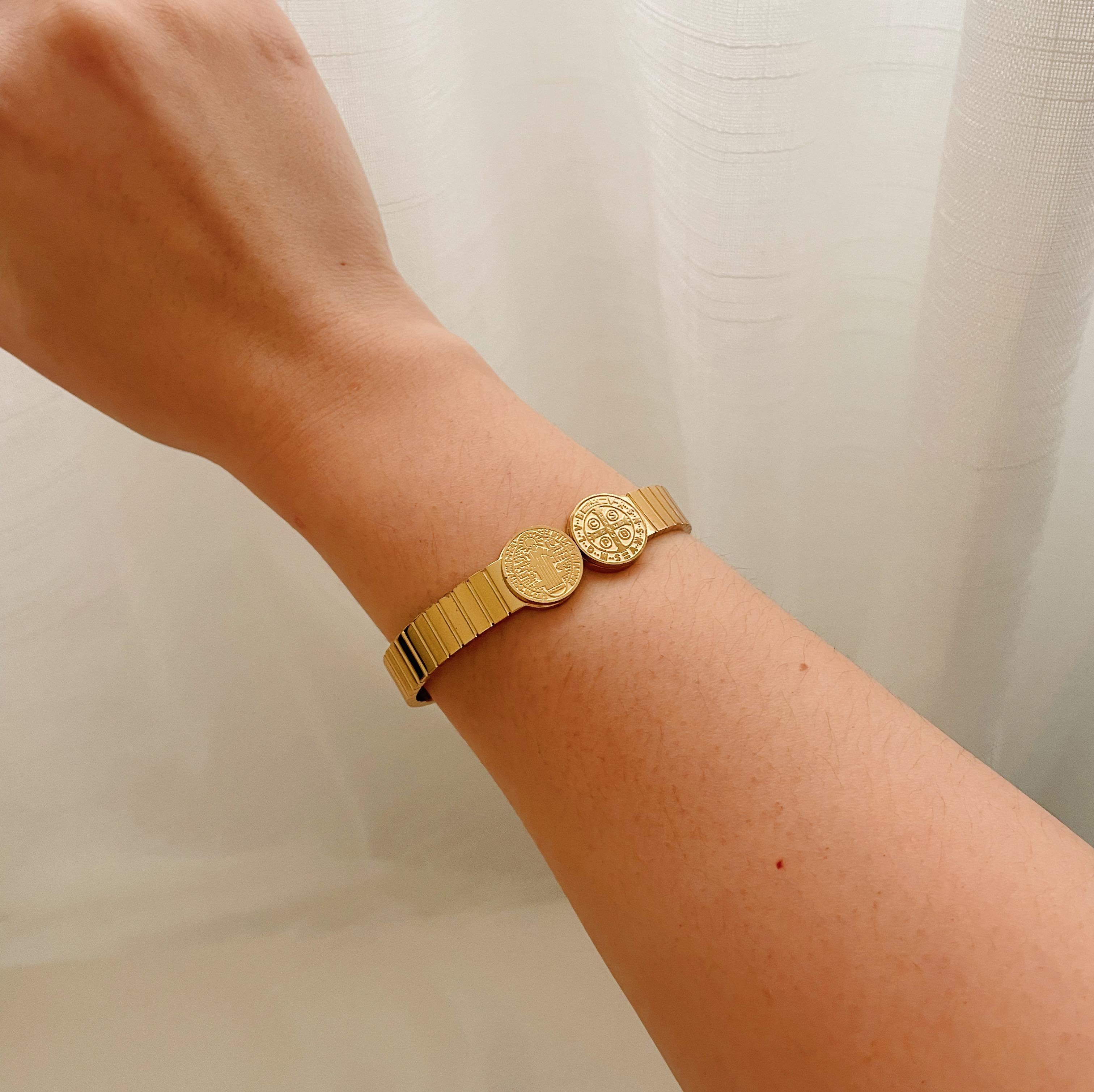 PULSEIRA BRACELETE SÃO BENTO. 6CM DE DIÂMETRO. EM AÇO INOX DOURADO.