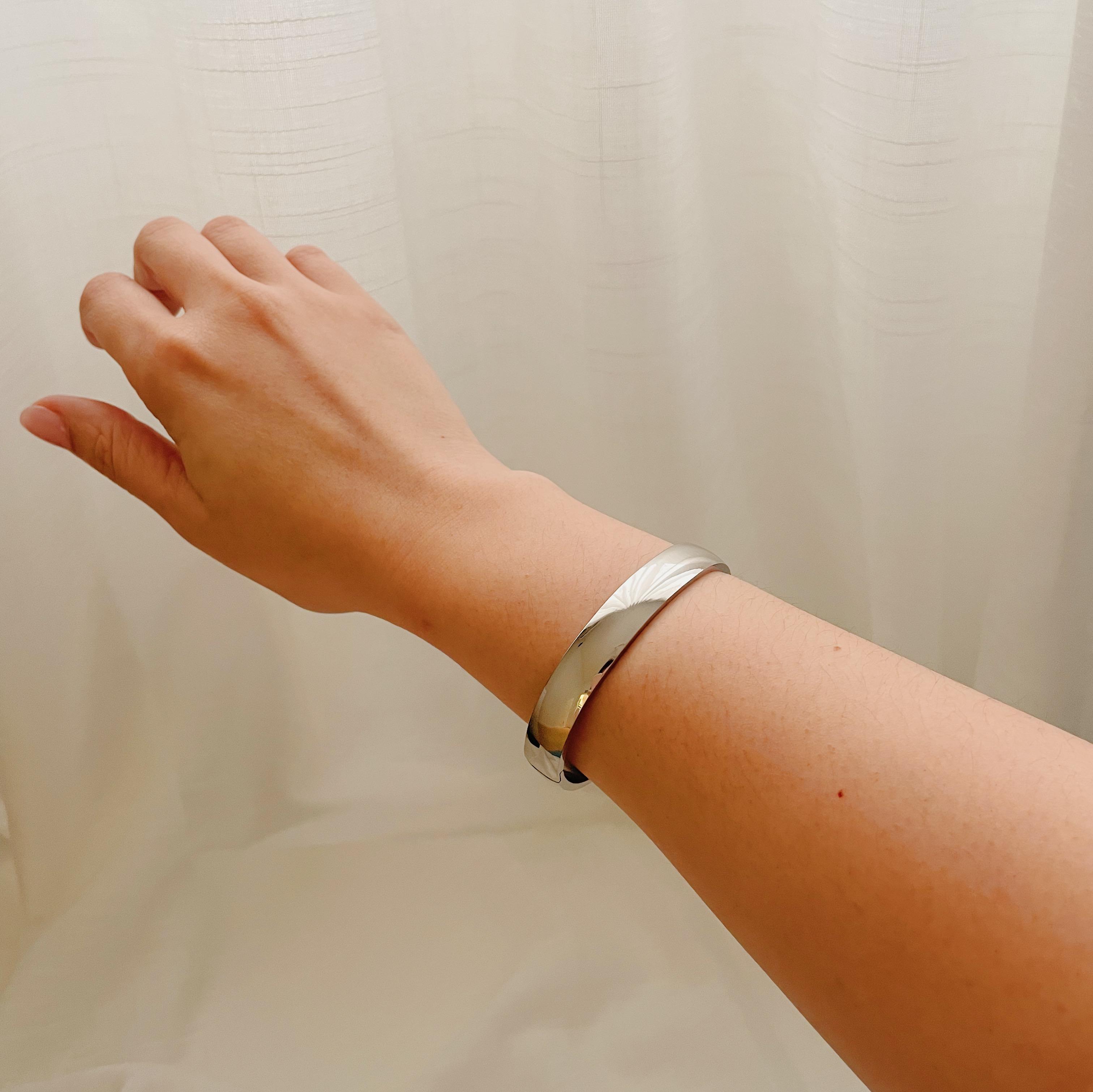 PULSEIRA BRACELETE LISO. 6CM DE DIÂMETRO E 10MM DE ESPESSURA. EM AÇO INOX DOURADO.