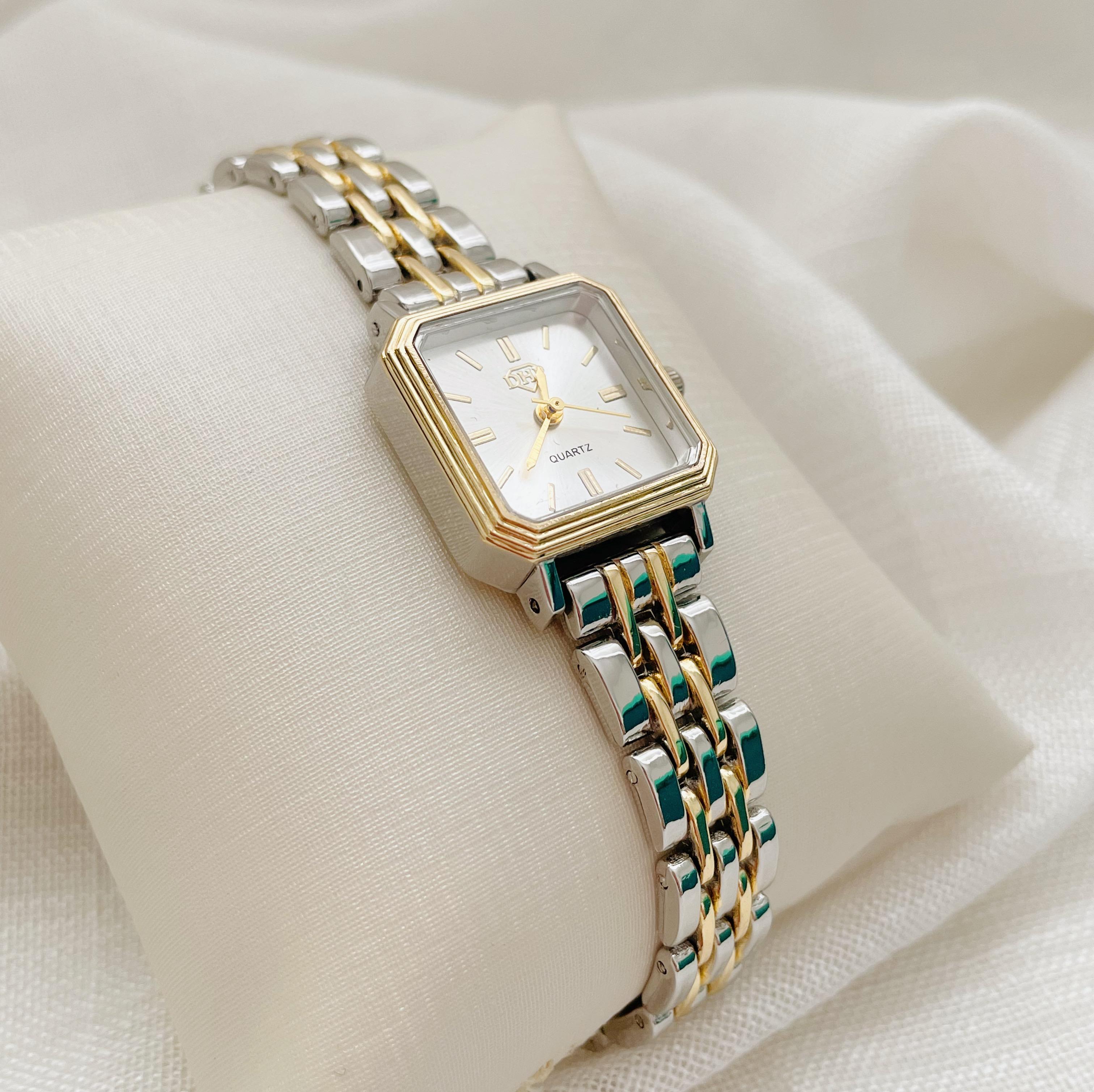 RELÓGIO FEMININO QUADRADO 20MM BICOLOR DOURADO E PRATA. 18CM DE COMPRIMENTO. EM INOX.