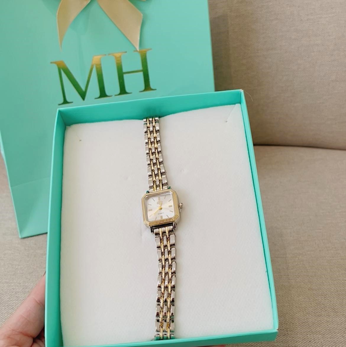 RELÓGIO FEMININO QUADRADO 20MM BICOLOR DOURADO E PRATA. 18CM DE COMPRIMENTO. EM INOX.