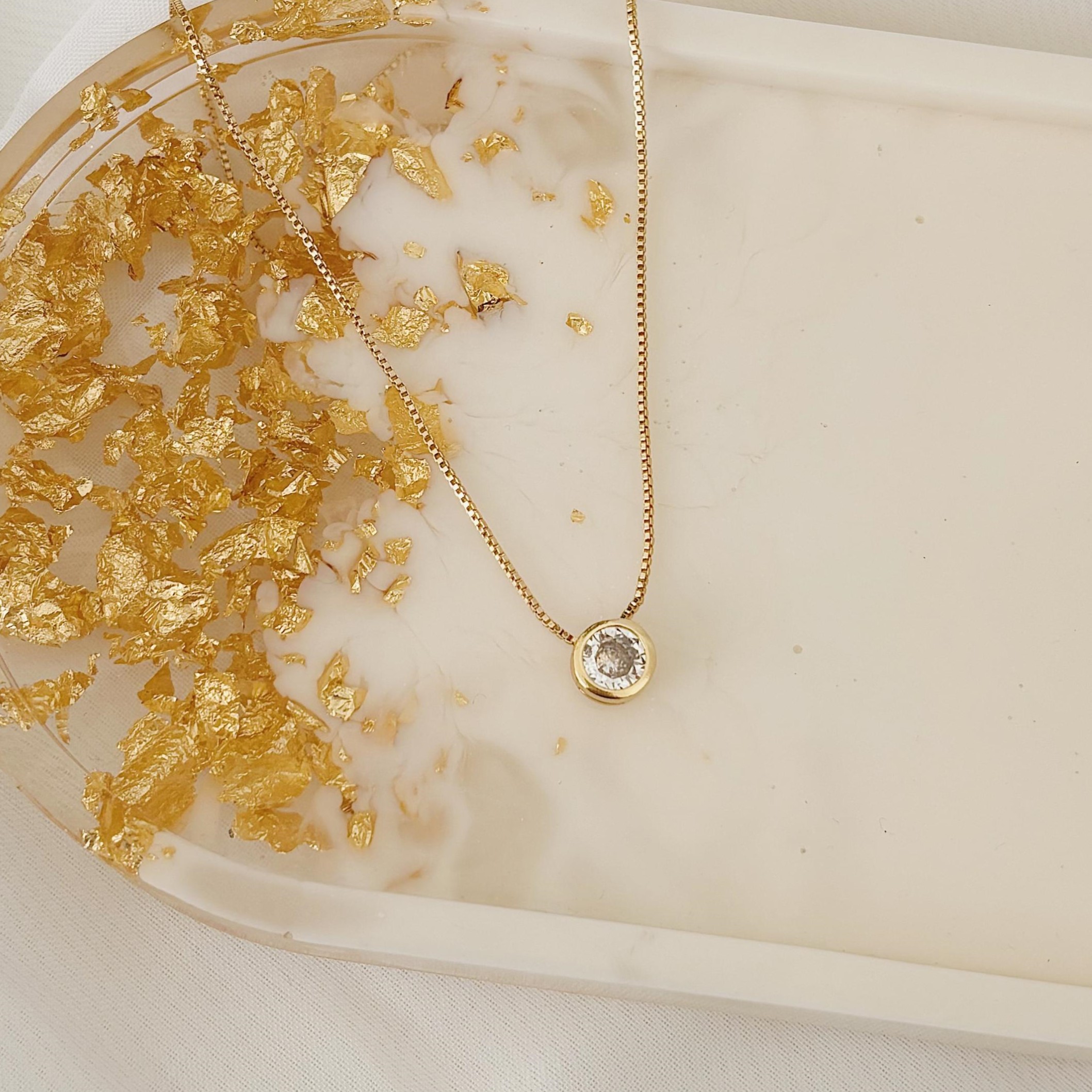COLAR COM PONTO DE LUZ 6MM. 45CM DE COMPRIMENTO E 5CM DE REGULAGEM. BANHADO A OURO 18K.