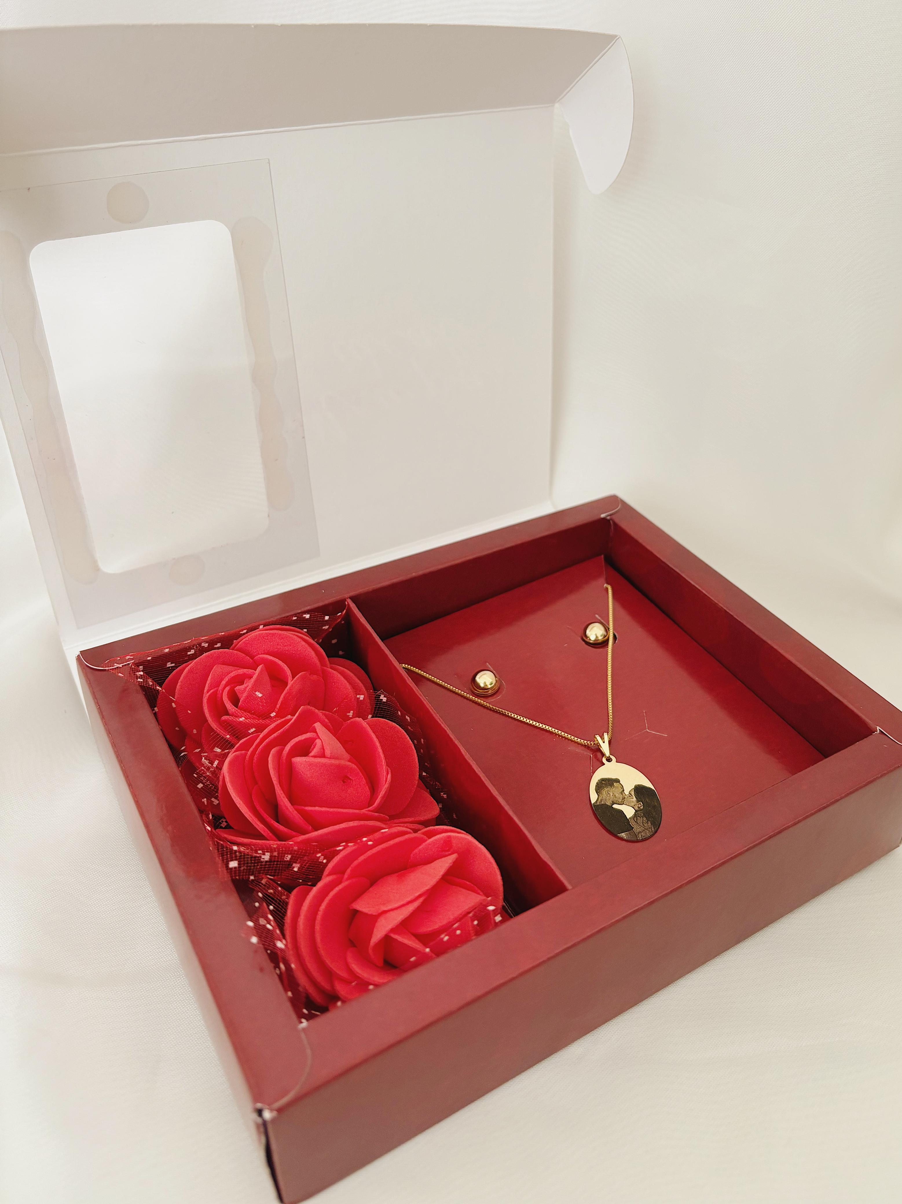 CAIXA DE PRESENTE VERMELHA COM ROSAS. ESPECIAL DIA DOS NAMORADOS.