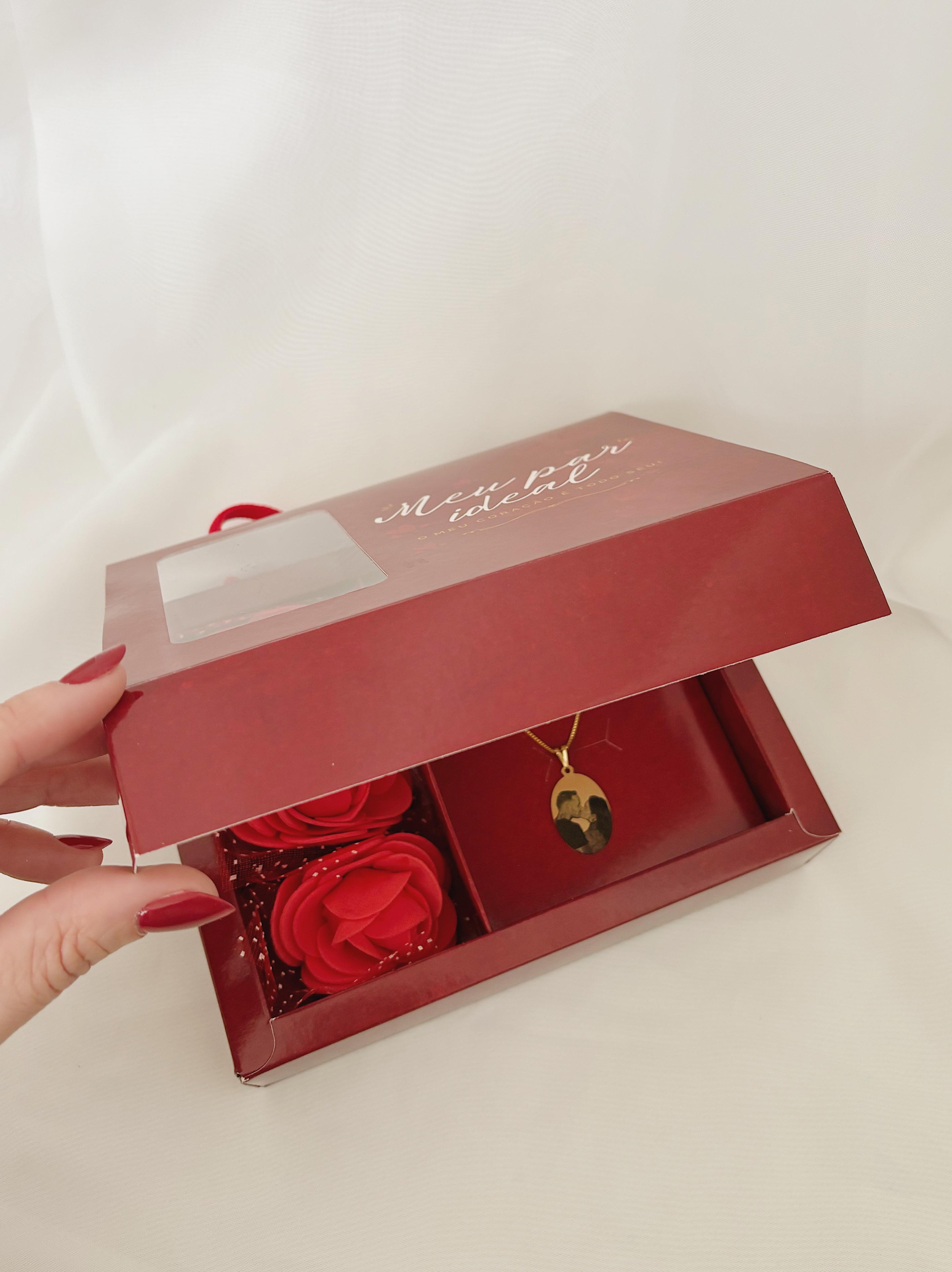 CAIXA DE PRESENTE VERMELHA COM ROSAS. ESPECIAL DIA DOS NAMORADOS.