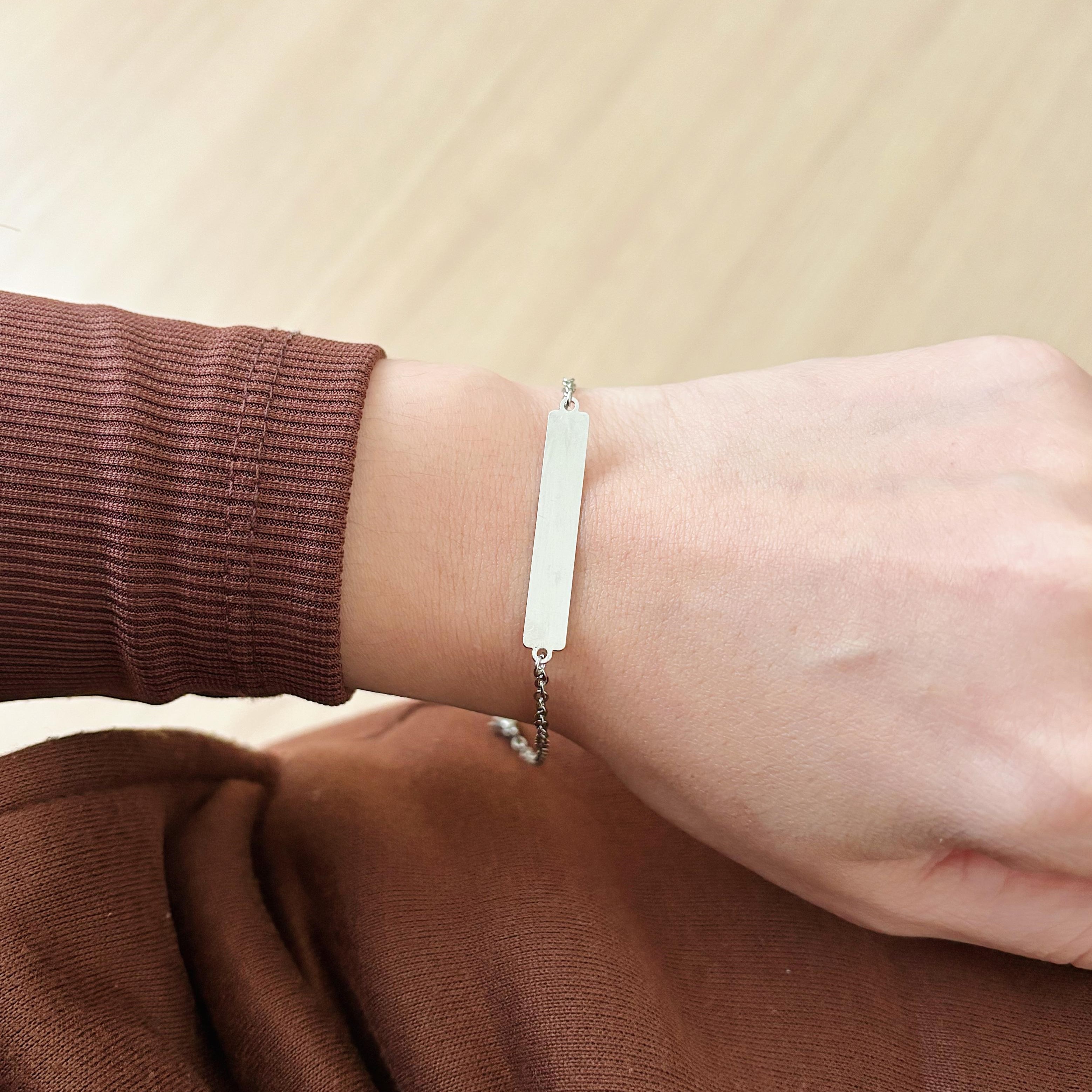 PULSEIRA ELO CADEADO COM PLAQUINHA DE 3,4MM. 20CM DE COMPRIMENTO E 5CM DE REGULAGEM. EM AÇO INOX.