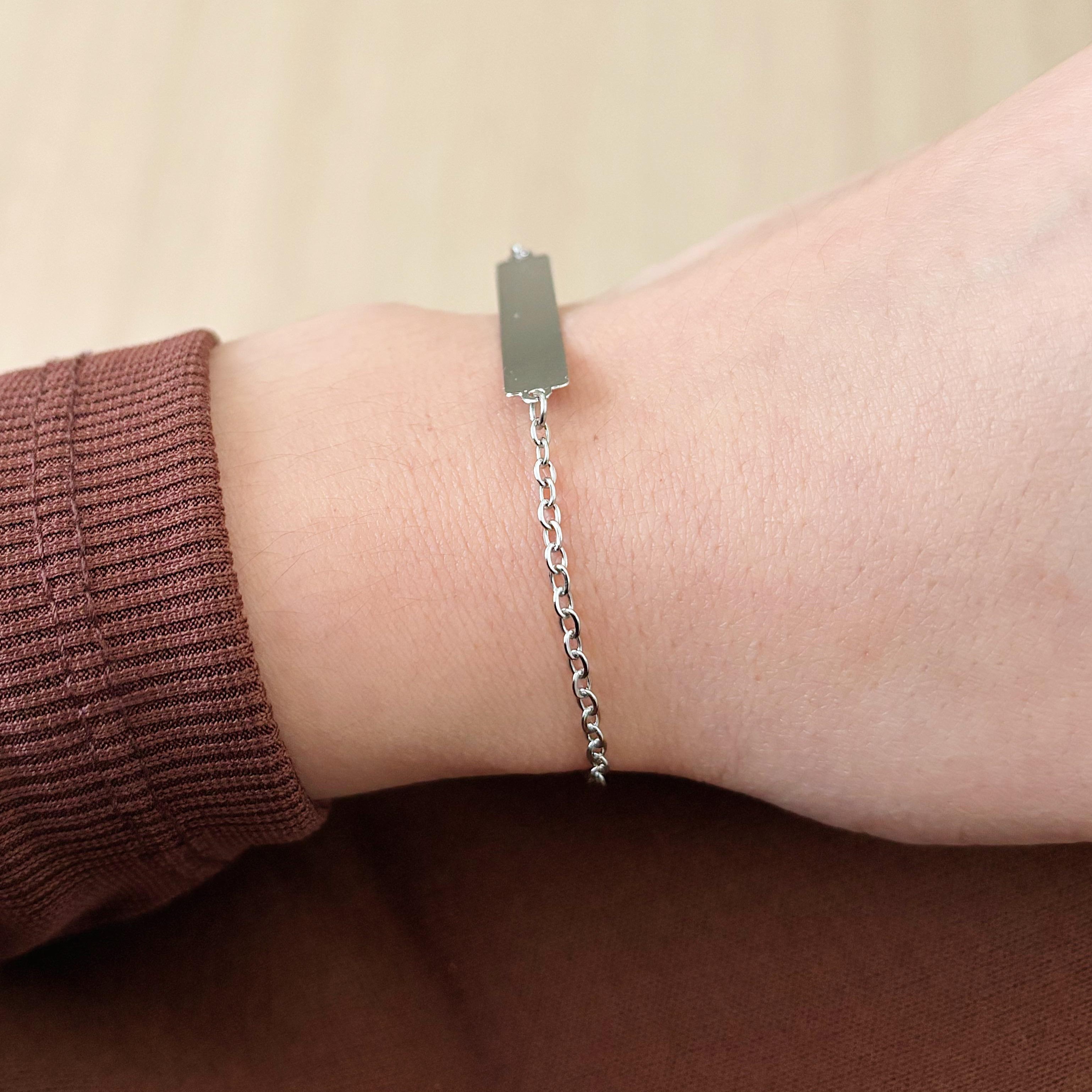 PULSEIRA ELO CADEADO COM PLAQUINHA DE 3,4MM. 20CM DE COMPRIMENTO E 5CM DE REGULAGEM. EM AÇO INOX.
