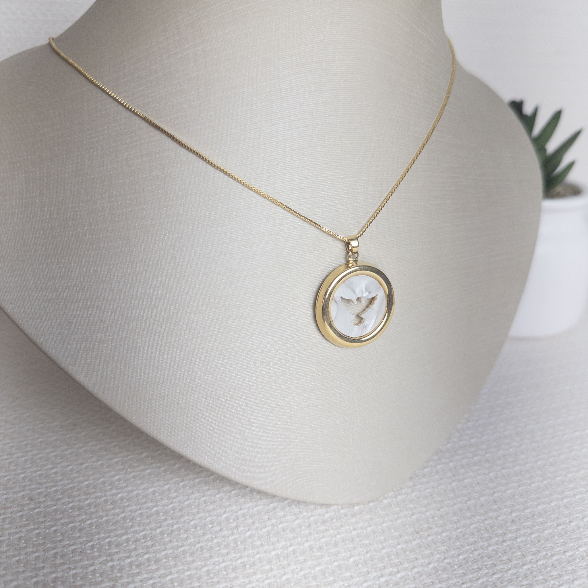 Colar Veneziana com Pingente em Madrepérola Espírito Santo Folheado a Ouro 18k