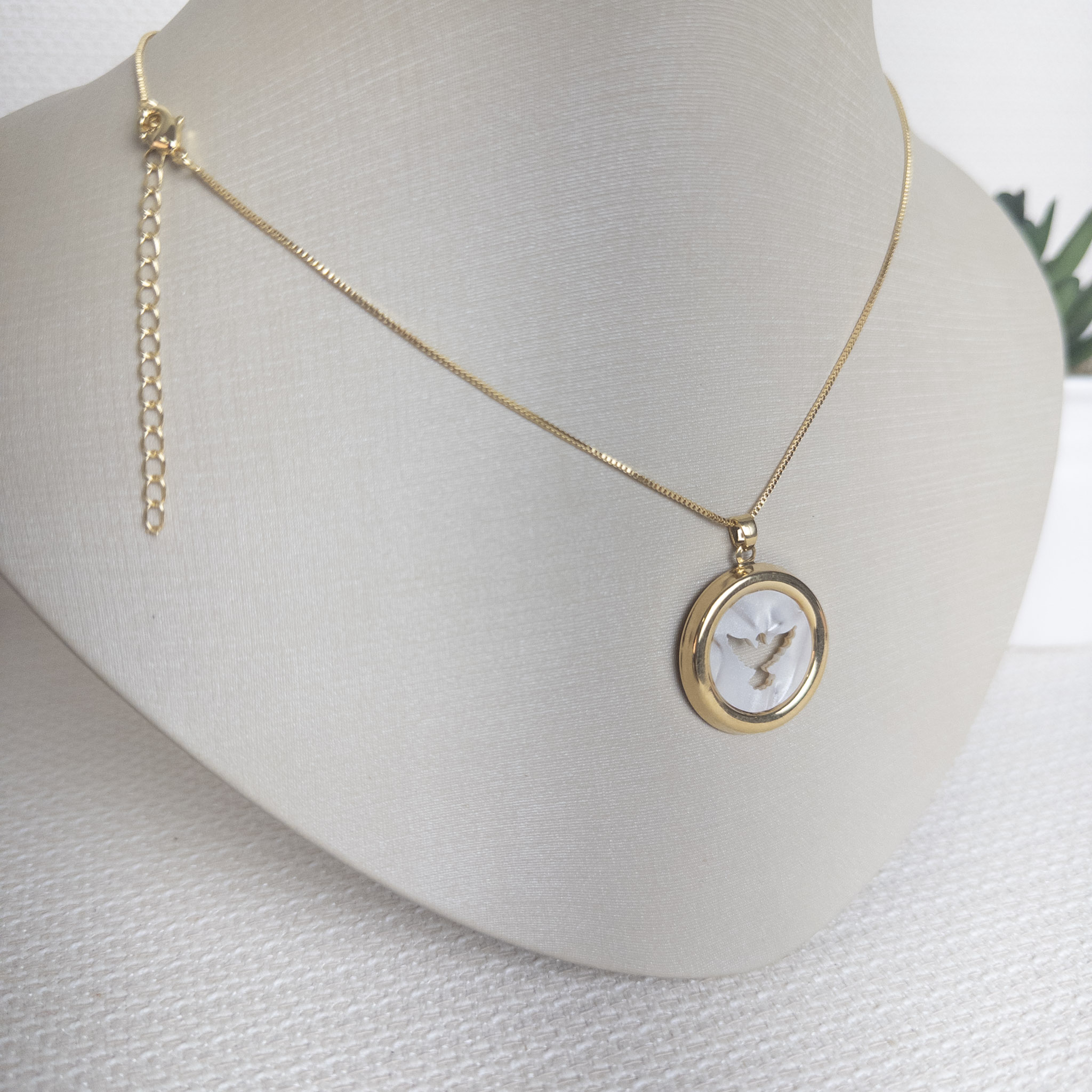 Colar Veneziana com Pingente em Madrepérola Espírito Santo Folheado a Ouro 18k