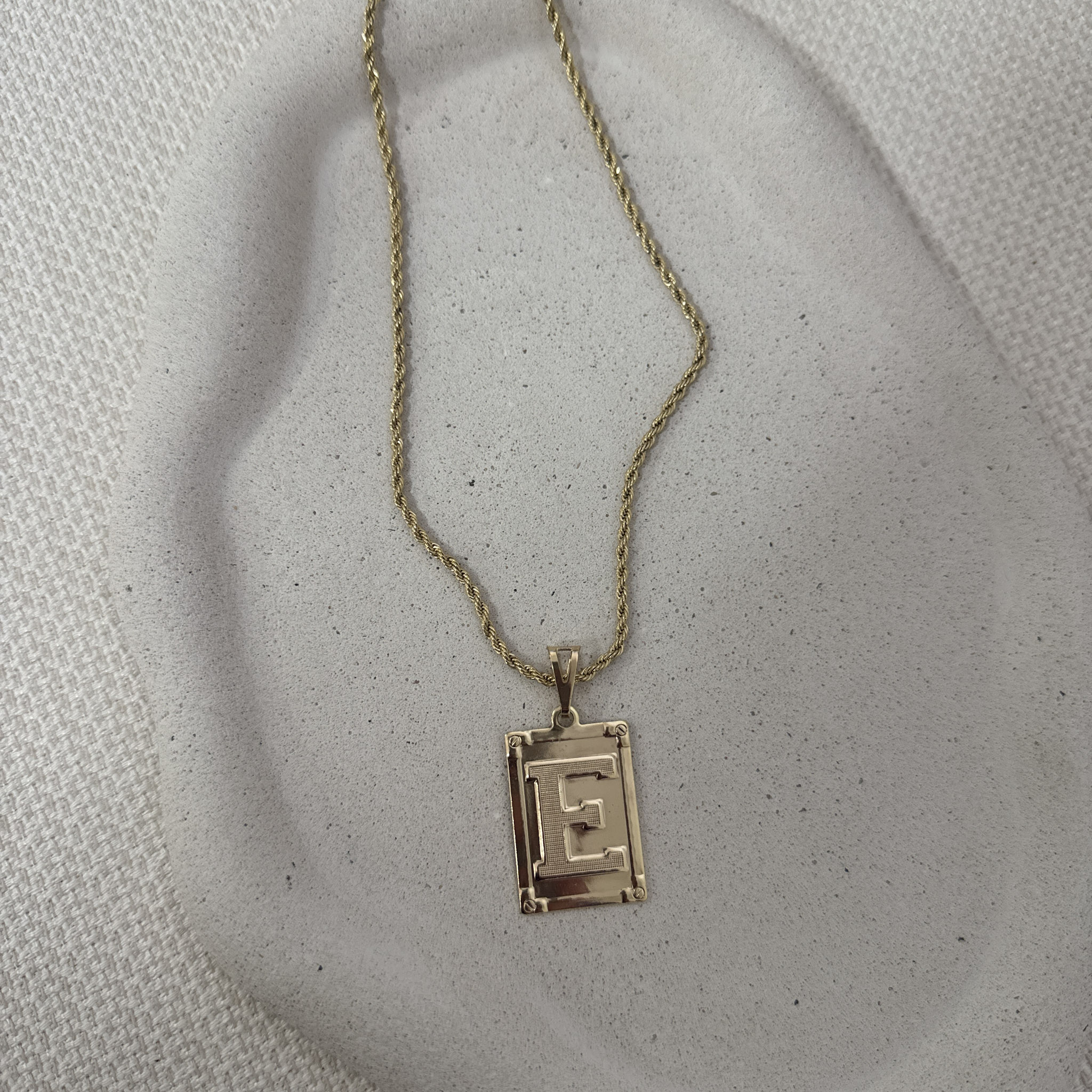 Colar Cordão Baiano com Pingente Placa Letra E Folheado a Ouro 18k