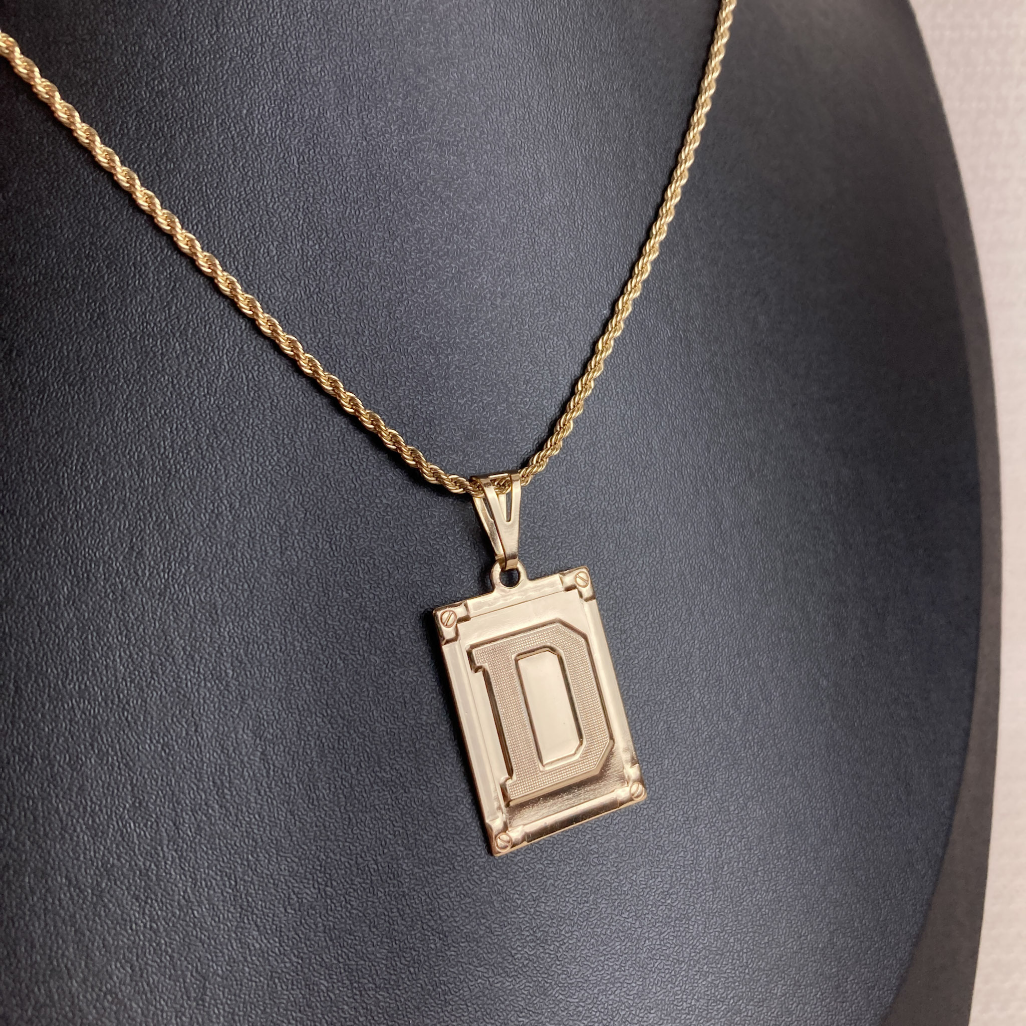 Colar Cordão Baiano com Pingente D Letra Folheado a Ouro 18k