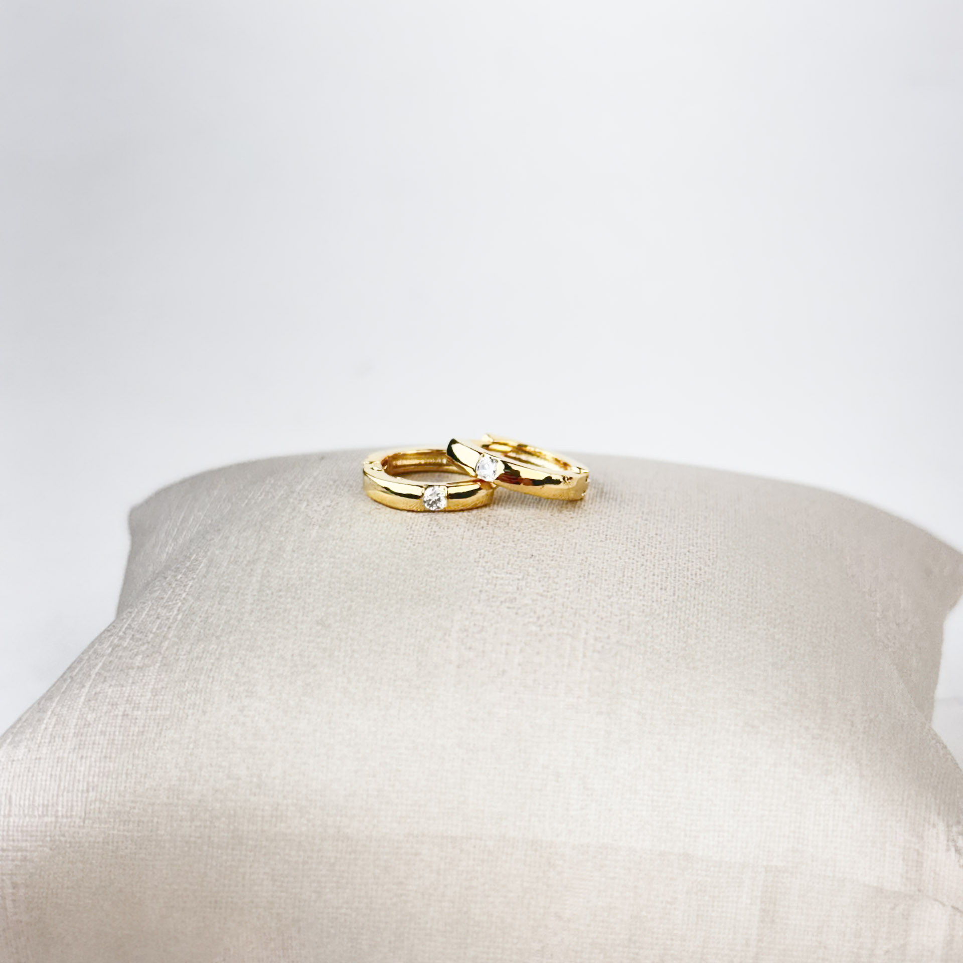 Brinco Argola Ponto de Luz Delicado em Microzircônias Folheado a Ouro 18k