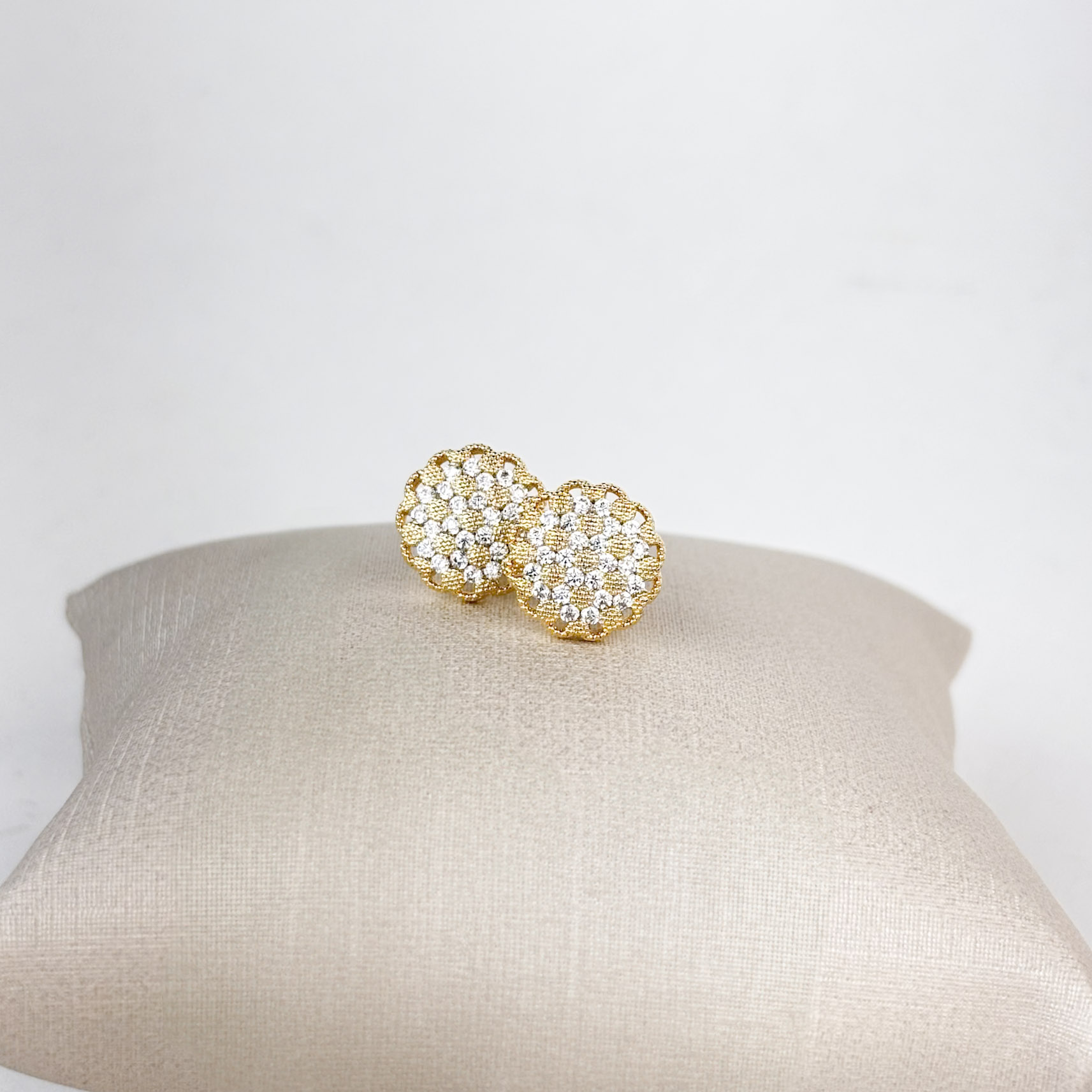 Brinco Colmeia em Zirconias Folheado a Ouro 18k