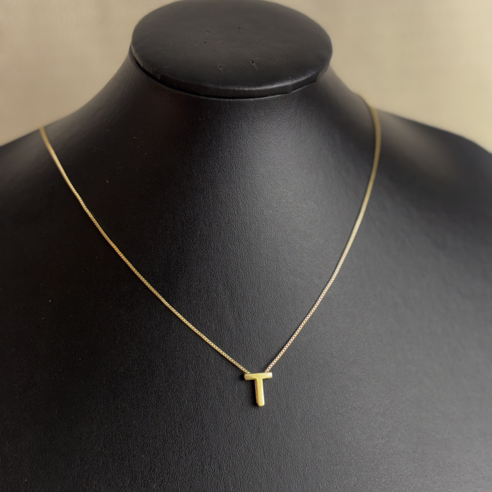 Colar Veneziana com Pingente Letra T Cravejada de Zircônias Folheado a Ouro 18k