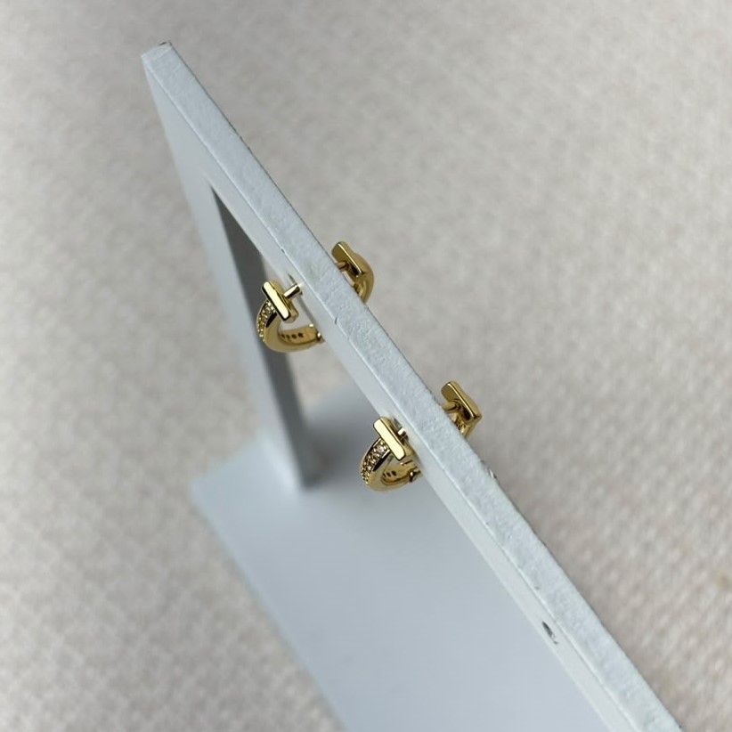 Brinco Argoliha Prego Cravejado em Zircônias Cristal Folheado a Ouro 18K