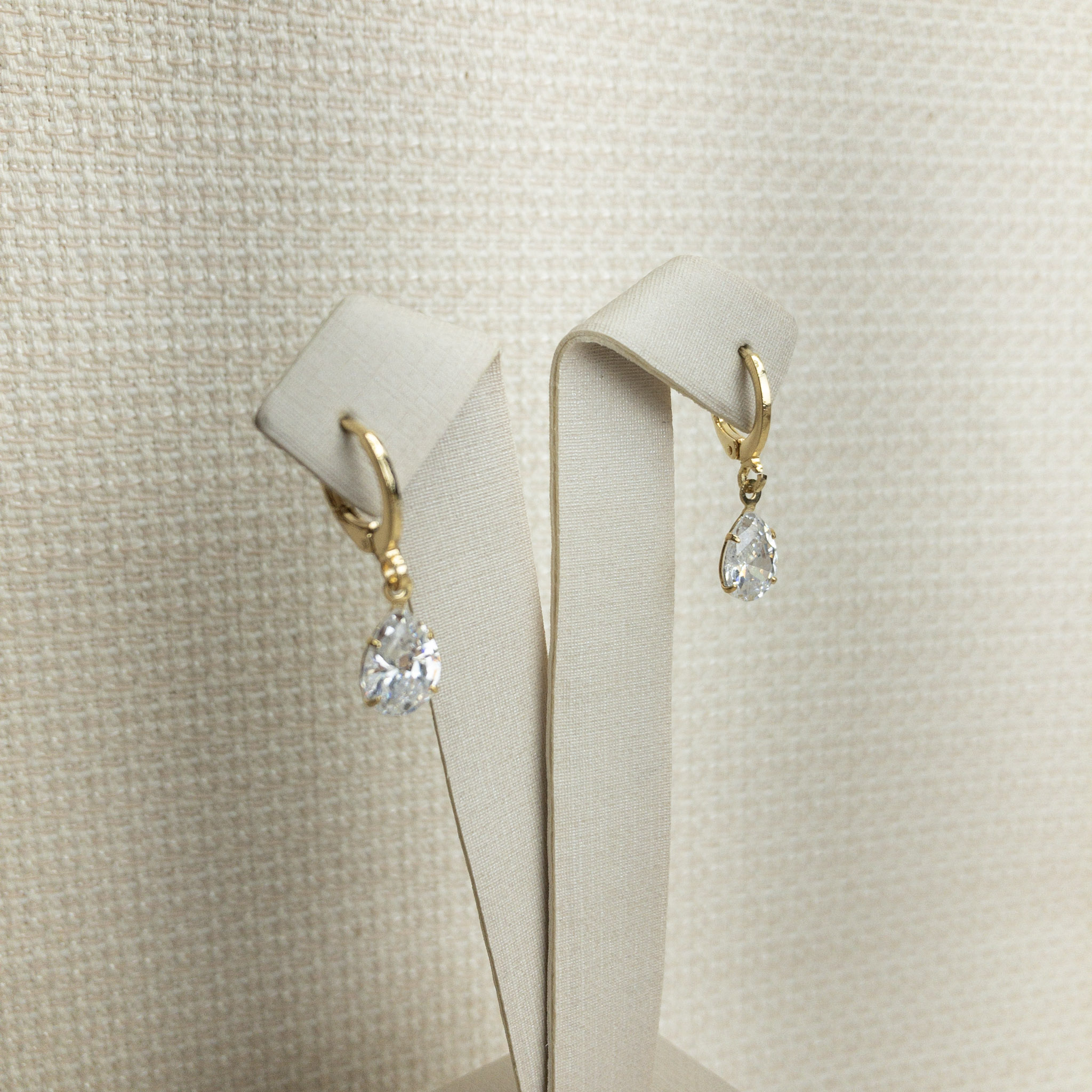 Brinco Argolinha Gota em Zircônia Folheado a Ouro 18k