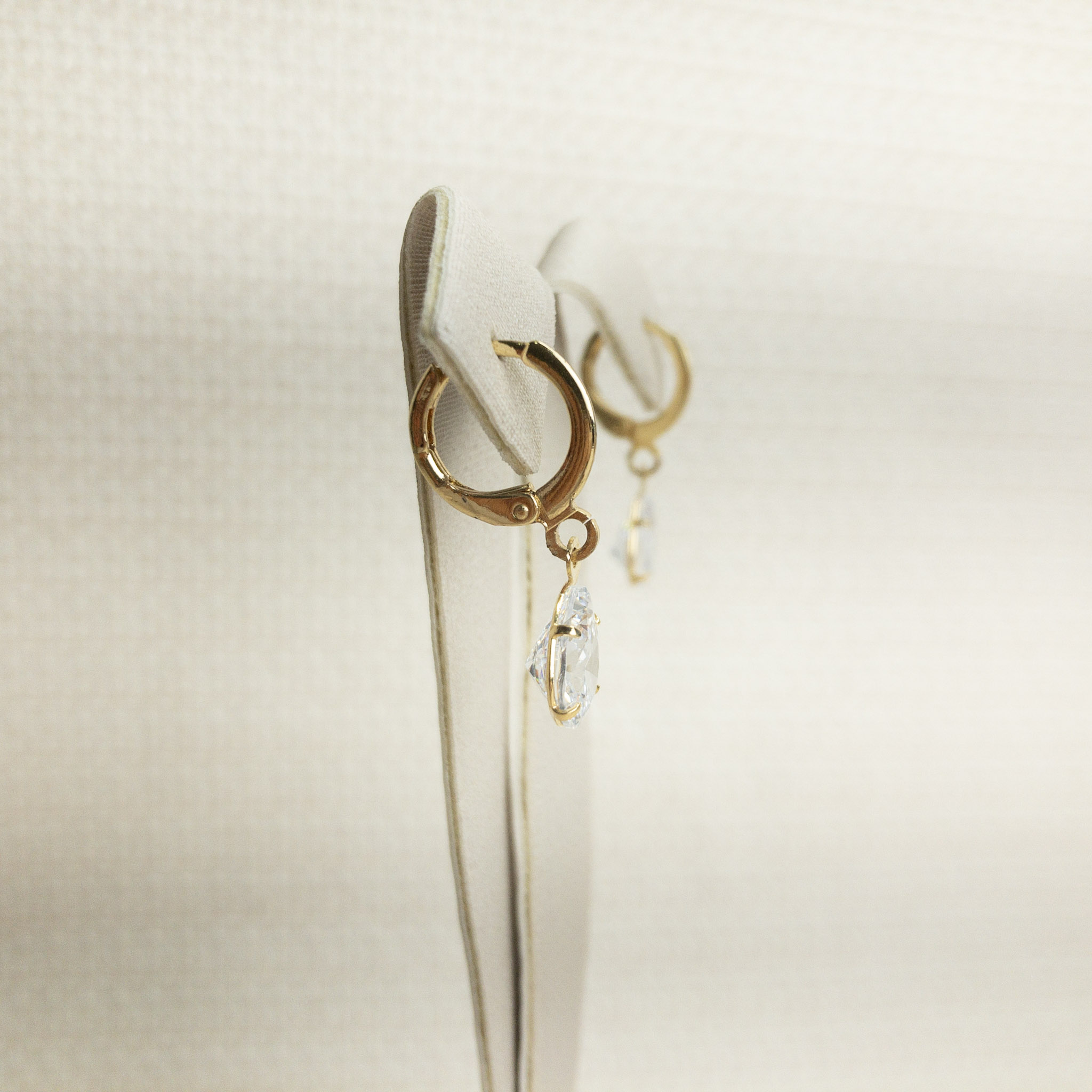 Brinco Argolinha Gota em Zircônia Folheado a Ouro 18k