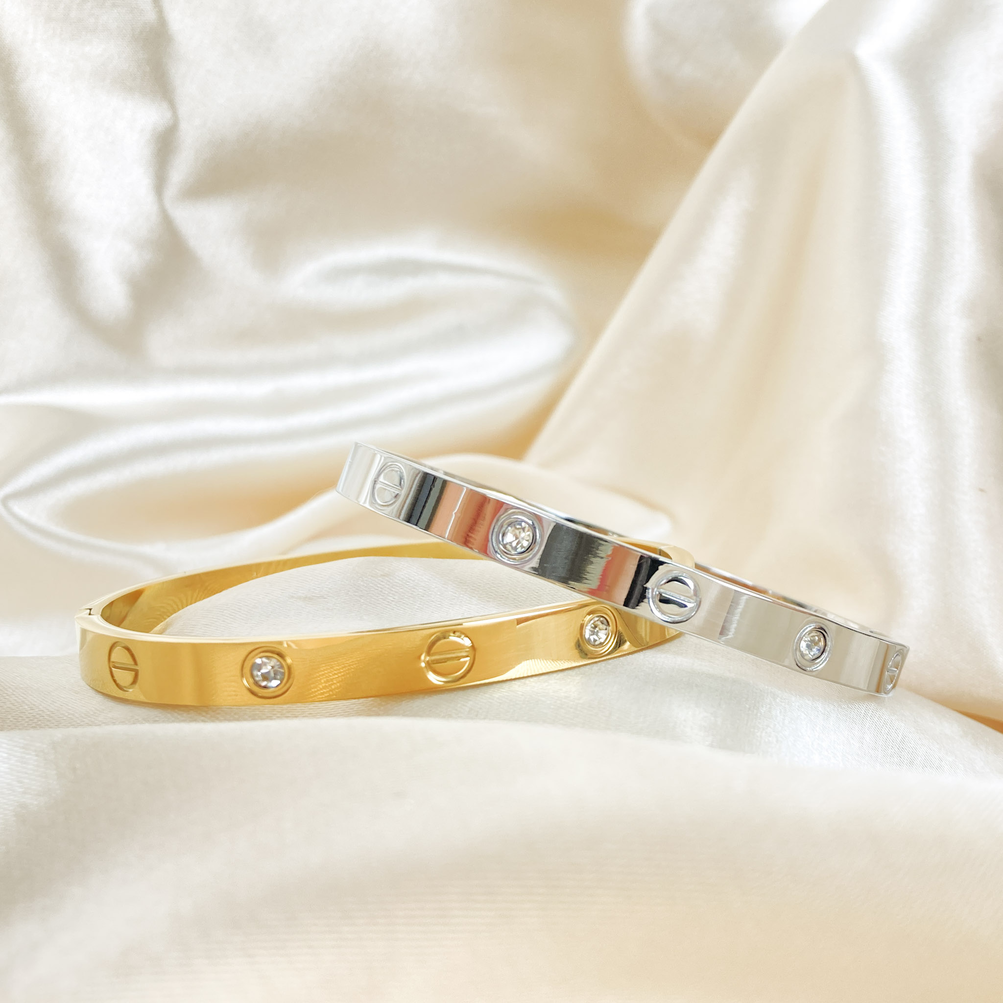 Bracelete Inspiração Cartier Com Zircônias em Aço Inox 316L na Cor Prateada