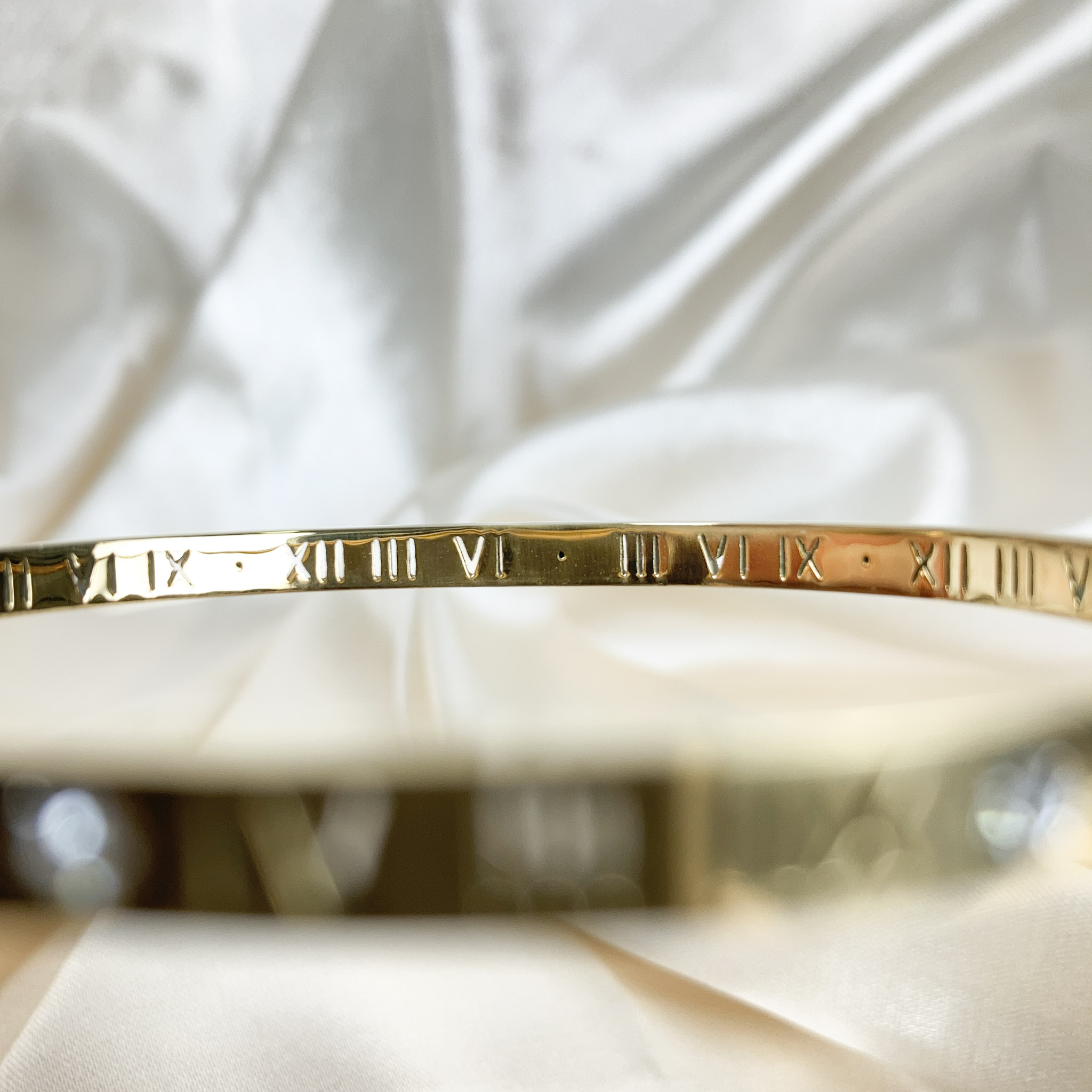 Bracelete Inspiração Cartier Números Romanos em Aço Inox 316L na Cor Dourada