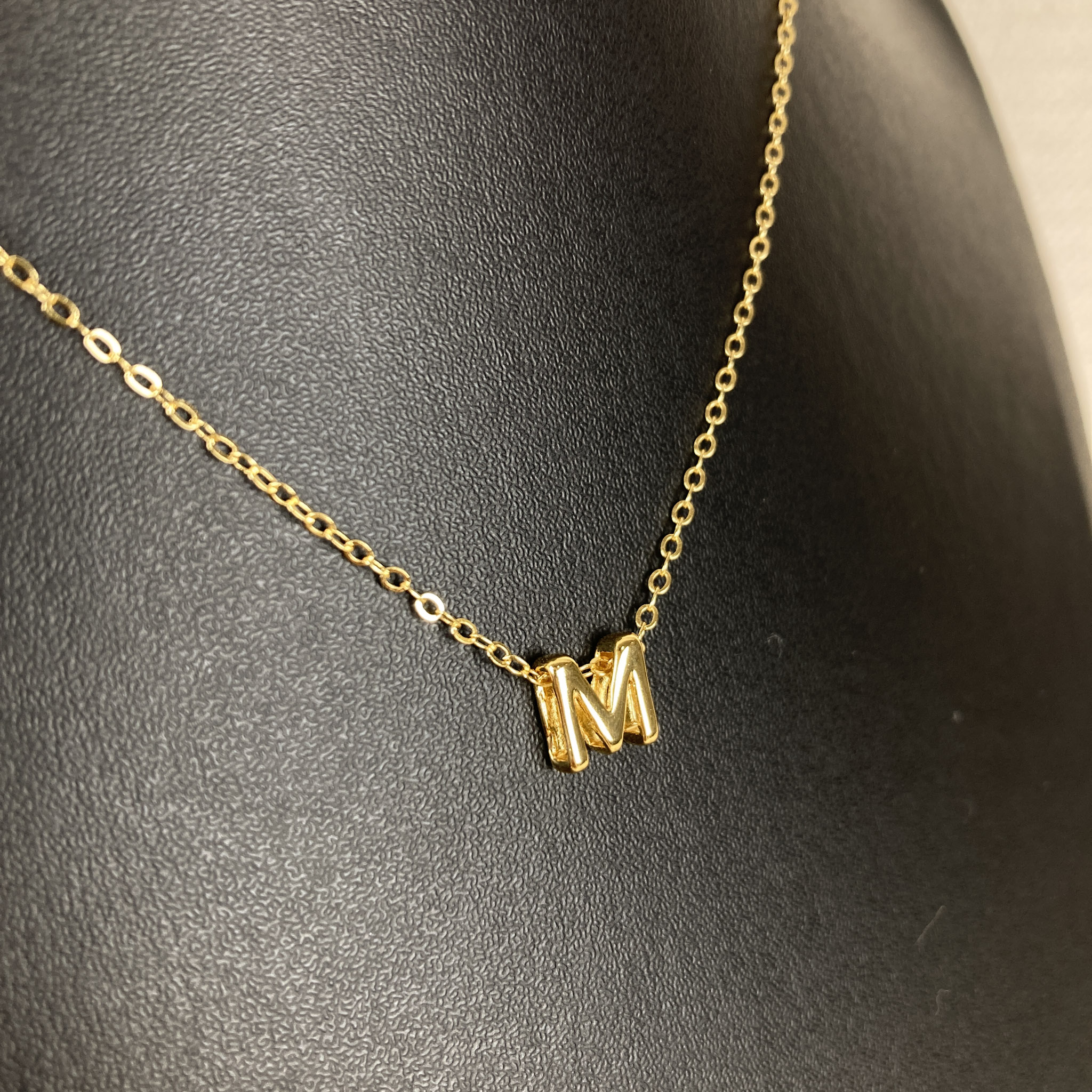 Colar Elo Cadeadinho com Pingente Letra M Lisa Folheado a Ouro 18k