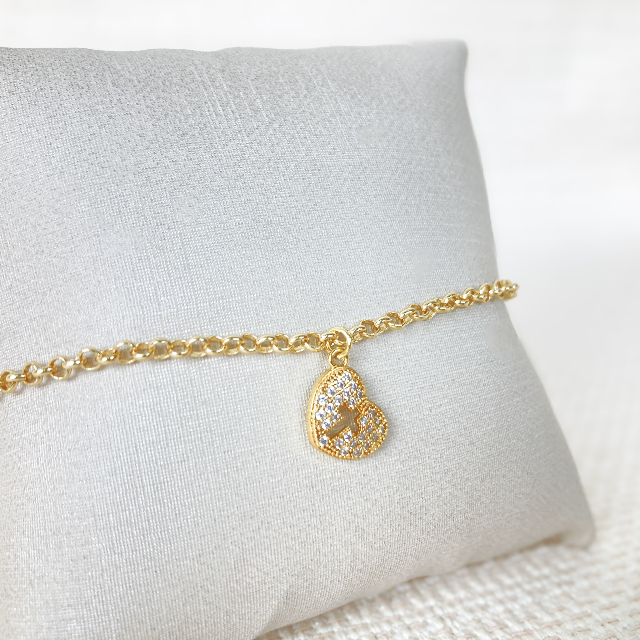 Pulseira Elo Português Com Pingente Coração Cravejado em Microzircônias Com Cruz Vazada Folheada a Ouro 18k