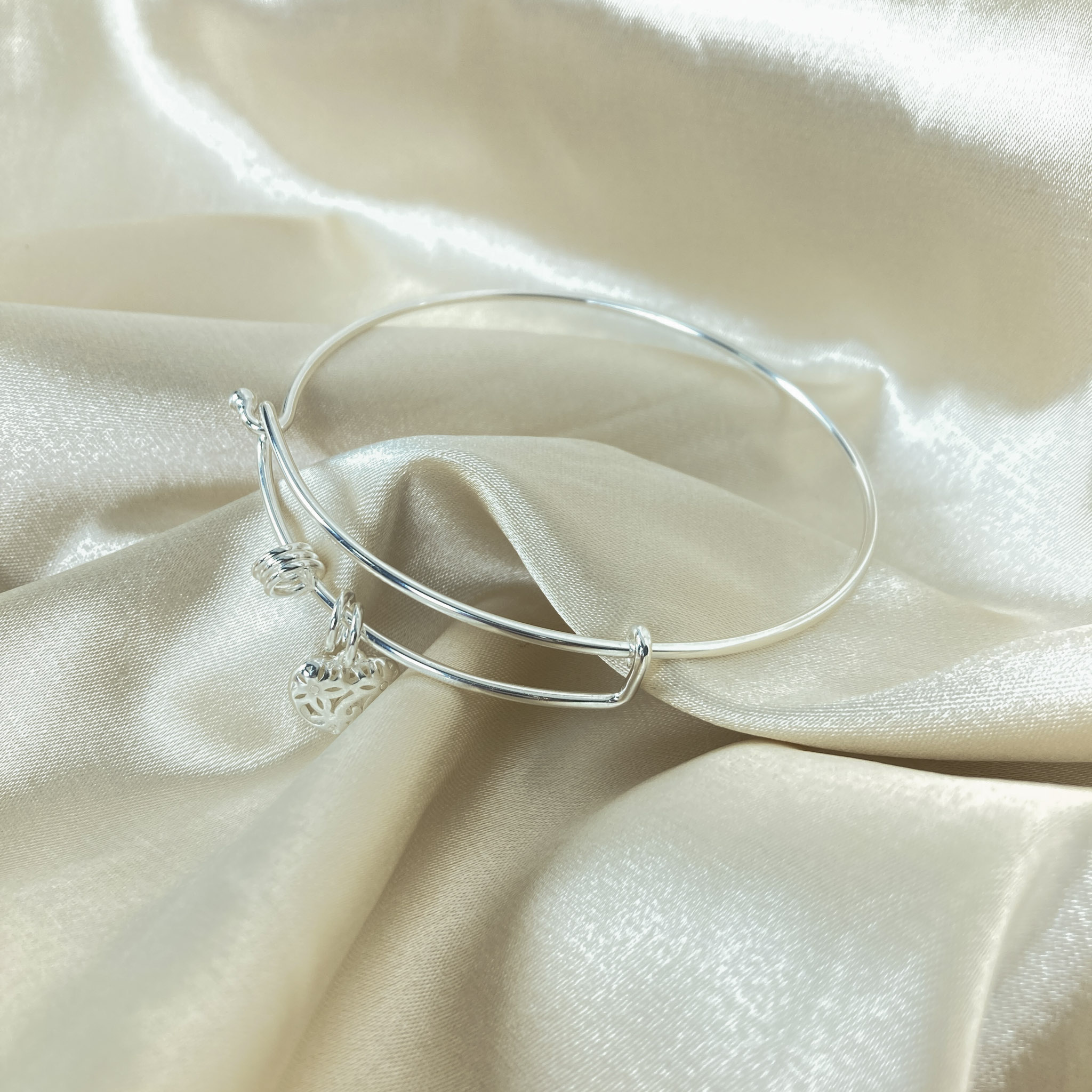 Bracelete com Pingente de Coração Folhado a Prata