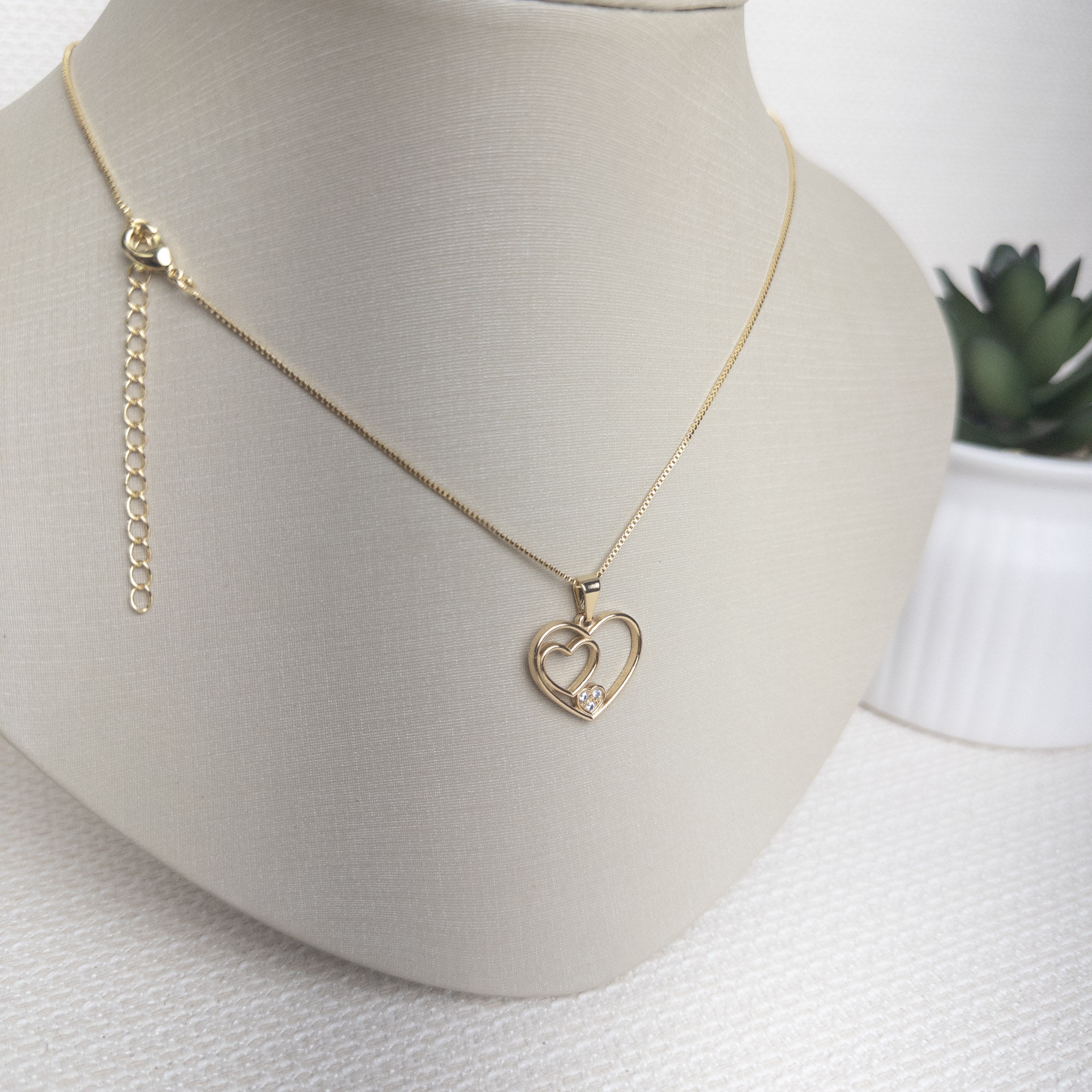 Colar Três Corações com Ponto de Luz em Zircônias Folheado a Ouro 18k