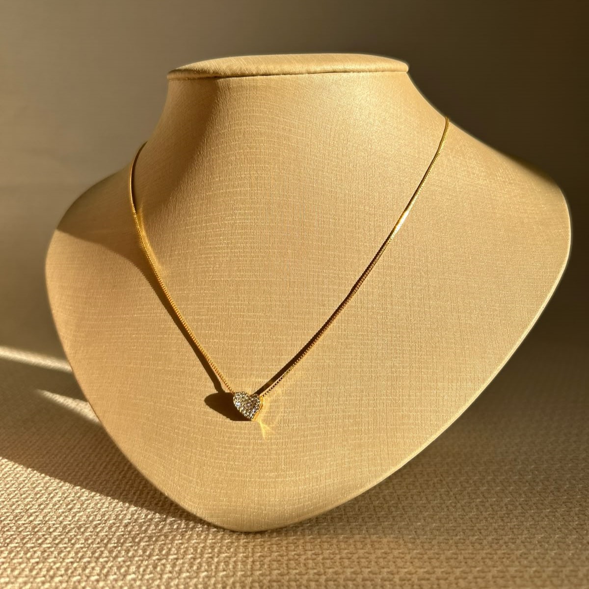 Veneziana 0,8mm com Pingente Coração Cravejado em Microzircônias Folheado a Ouro 18k