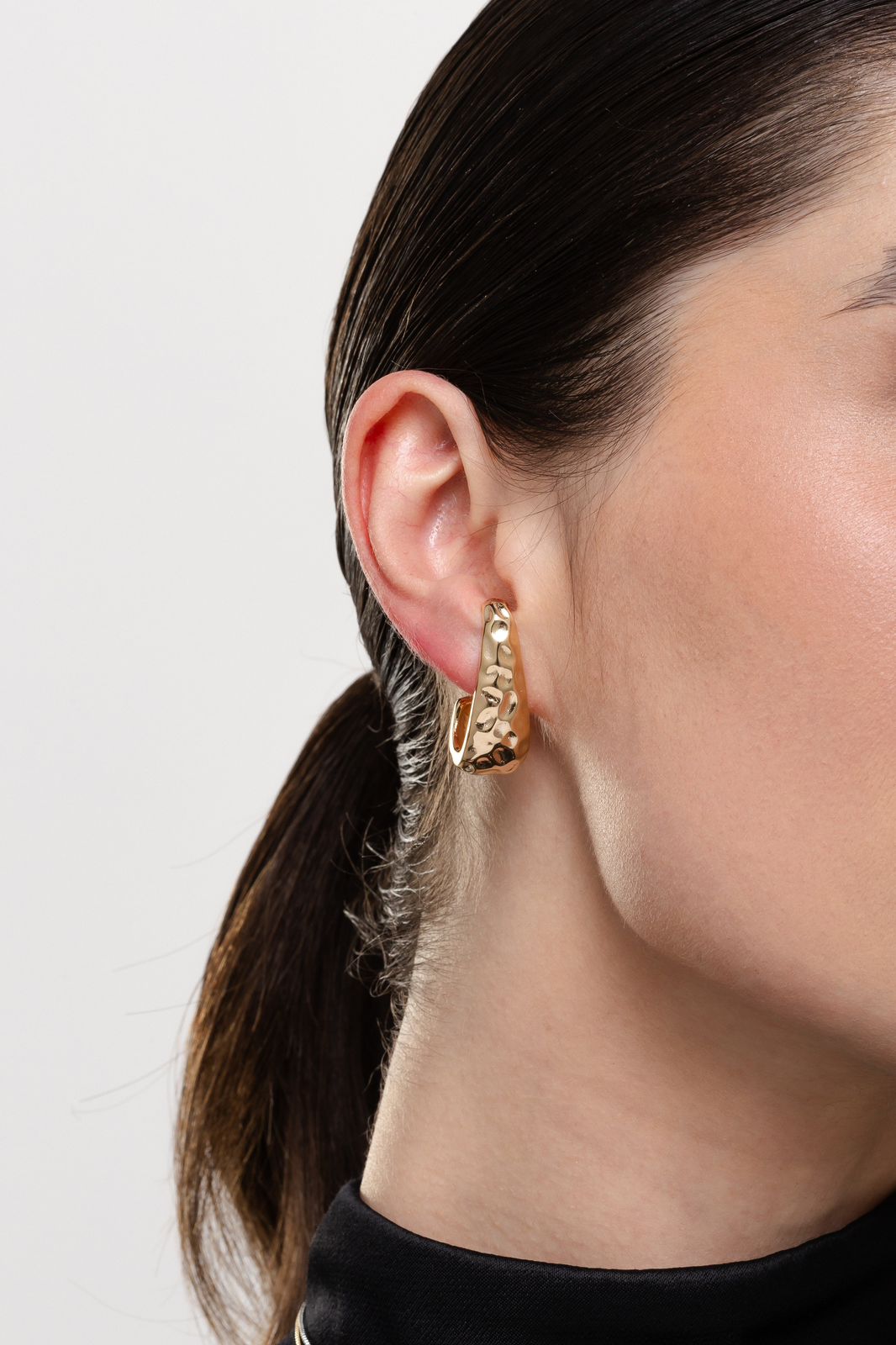 BRINCO ARGOLA COM DESIGN ORGANICO BANHADO A OURO 18K