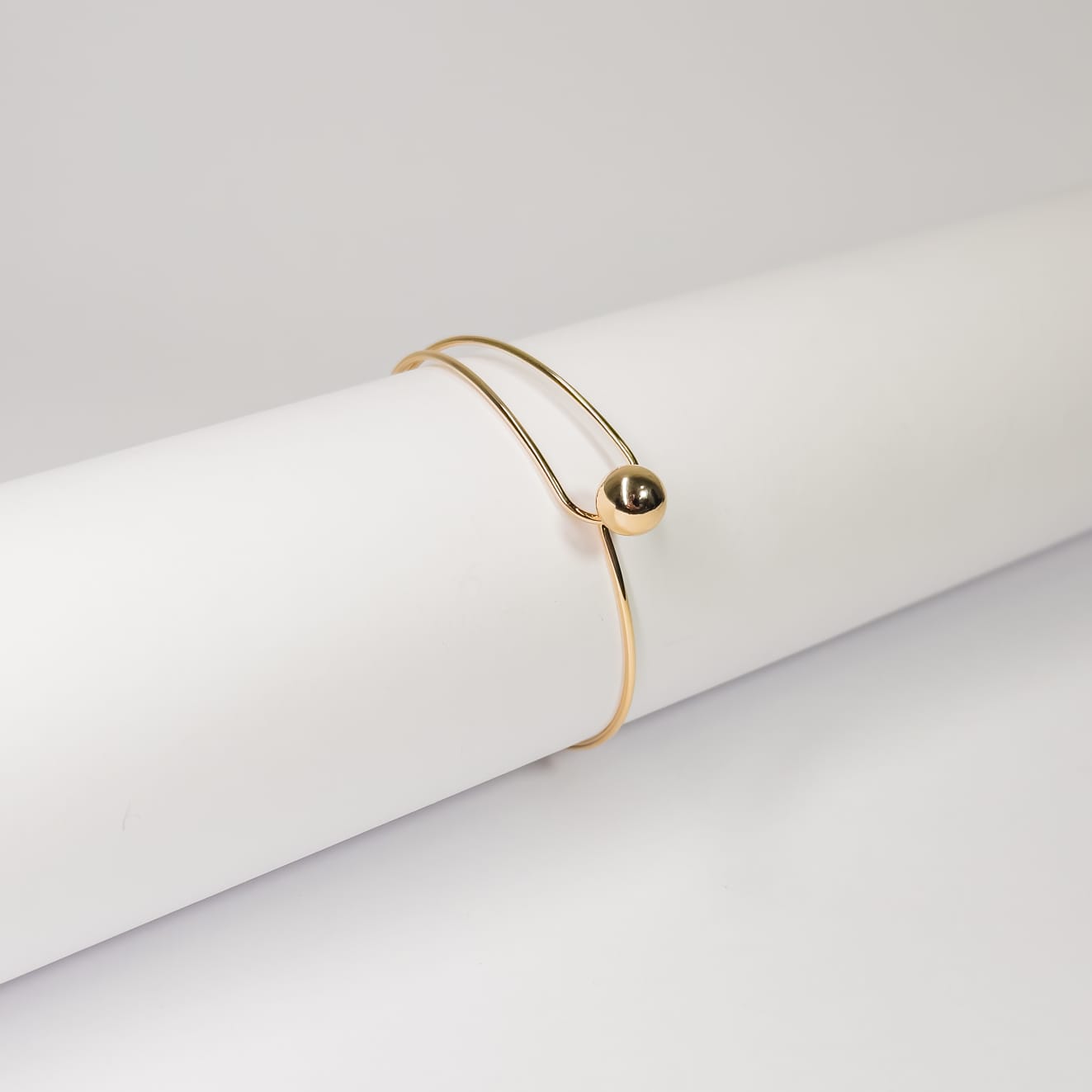 Bracelete com detalhe de esfera banhado a ouro 18k