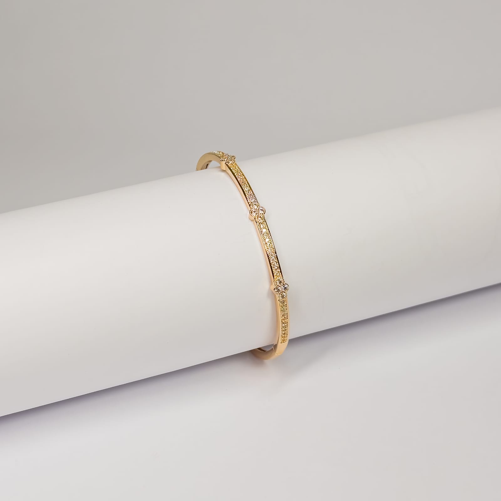 Bracelete cravejado em zircônias com detalhe flor de cristal fechado click banhado a ouro 18k