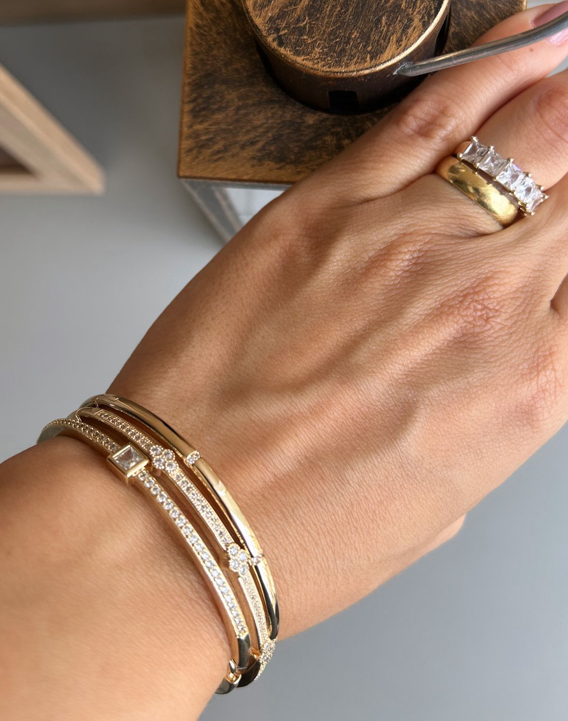 Bracelete liso com detalhes  cravejado em zircônias banhado a ouro 18k