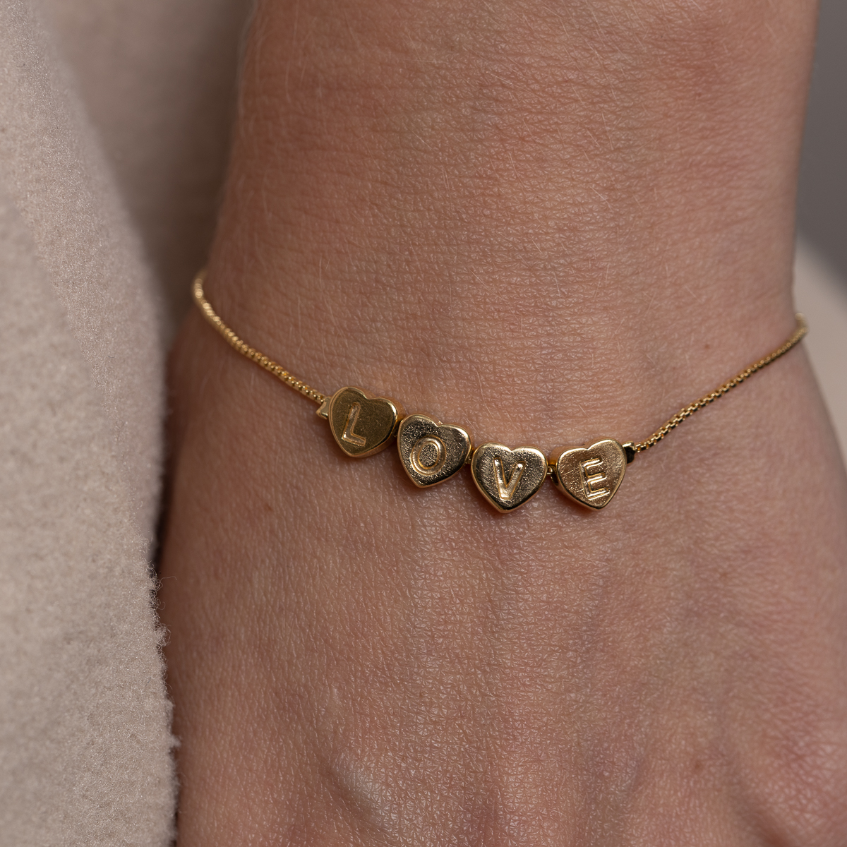 PULSEIRA CORAÇÕES E LOVE BANHO OURO 18K