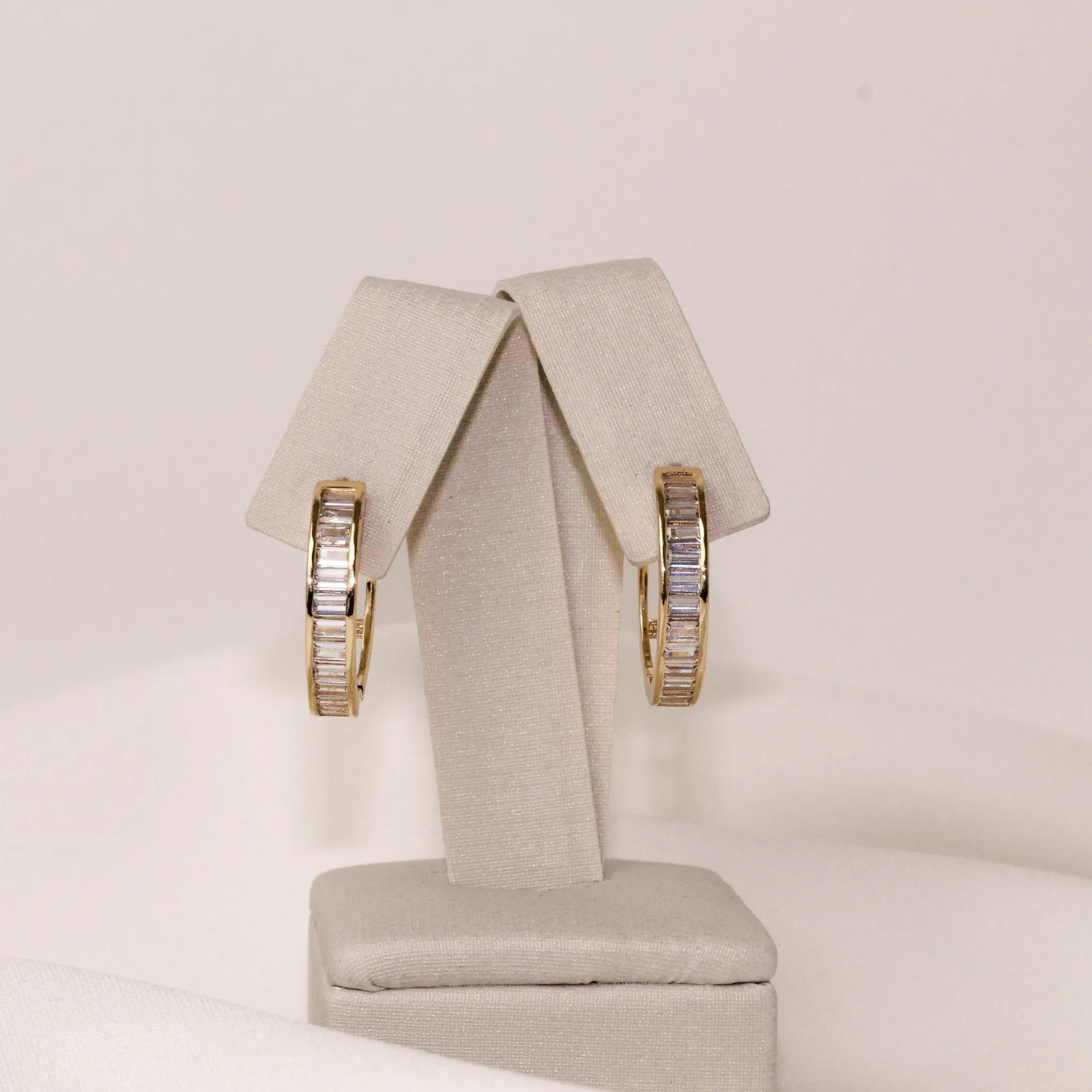 BRINCO ARGOLA ZIRCÔNIA NAVETE BANHO OURO 18K
