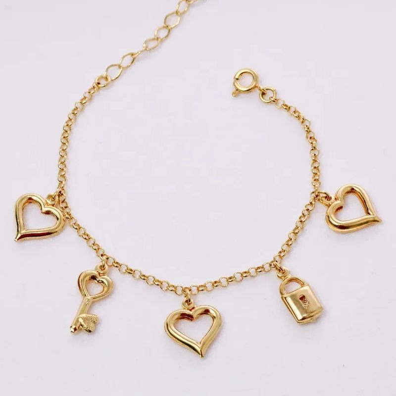 PULSEIRA COM PINGENTES DE CORAÇÃO, CHAVE E CADEADO BANHO OURO 18K