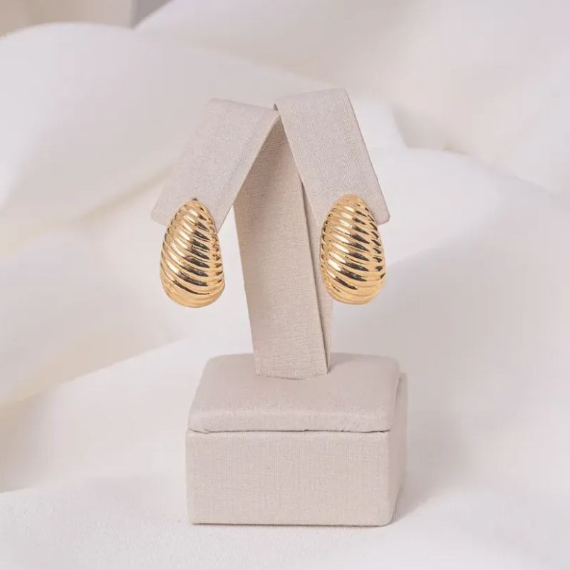 BRINCO MEIA ARGOLA TRABALHADA BANHO OURO 18K